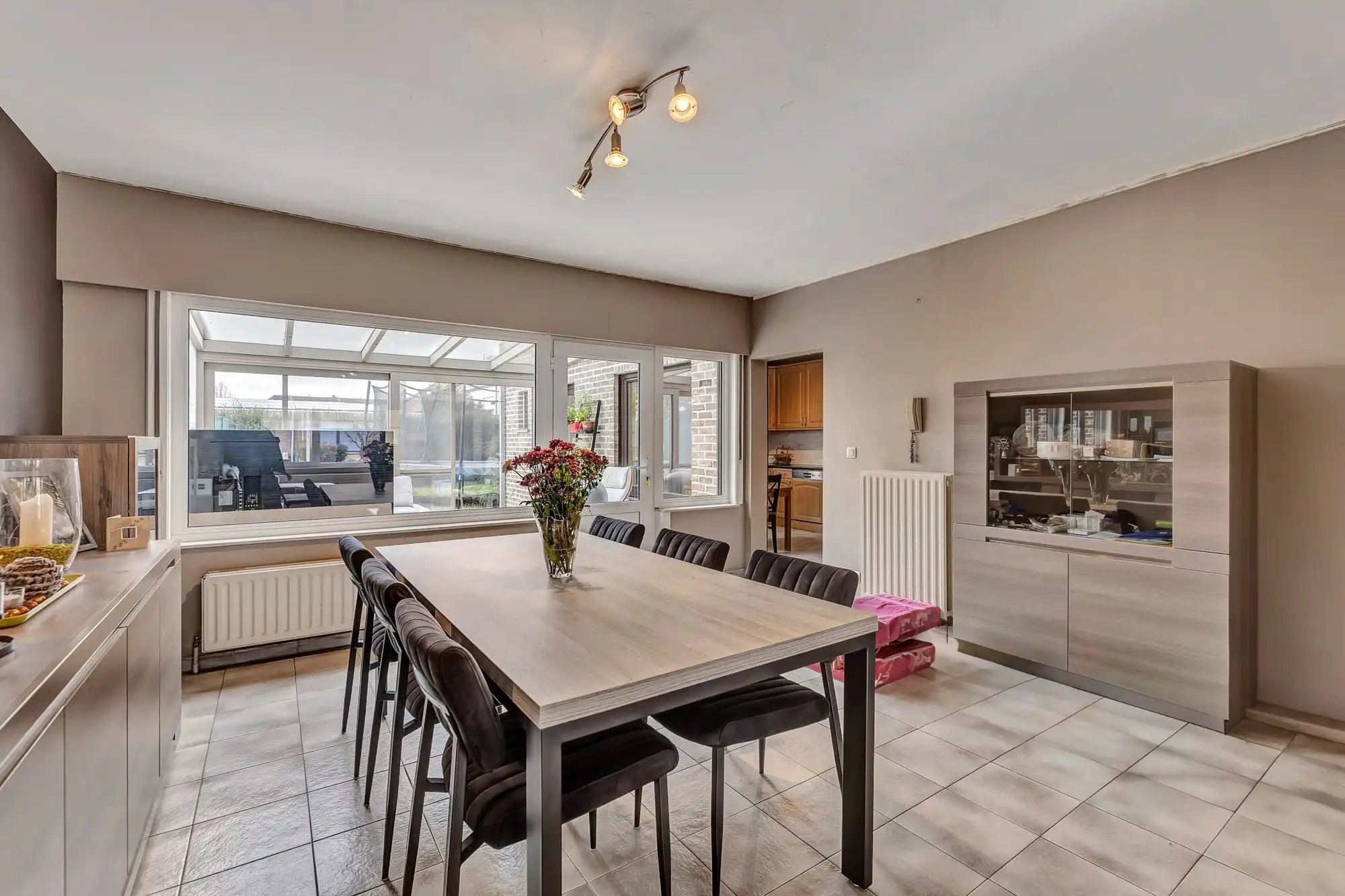 Gezellige gezinswoning met veranda, tuin en garage te koop foto 4