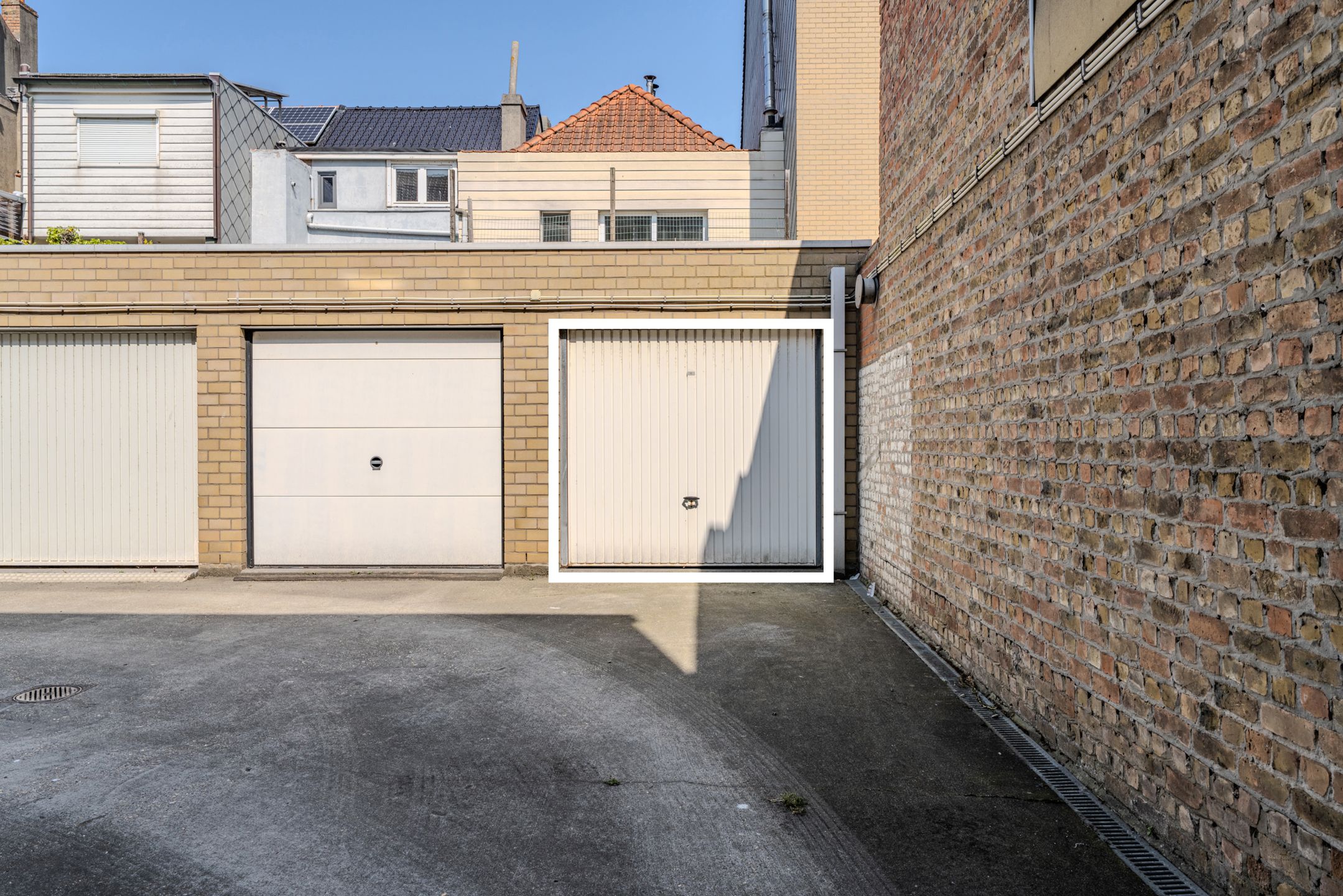 Te koop: gesloten garagebox in hartje Bredene aan zee foto {{pictureIndex}}