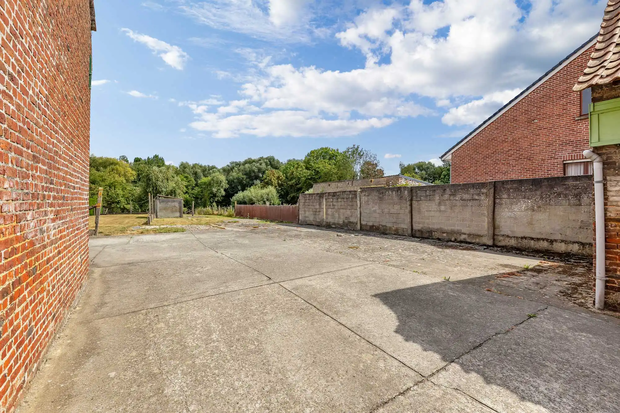 Charmante, te renoveren boerderij met opslagplaats foto 34