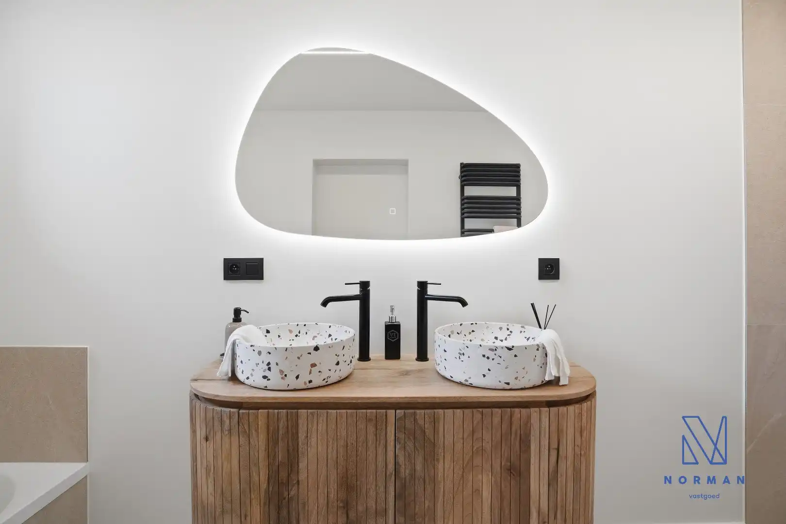 Instapklare, volledig gerenoveerde woning te koop met EPC A, uitgerust met zonnepanelen, drie slaapkamers en een aangelegde tuin. foto 15