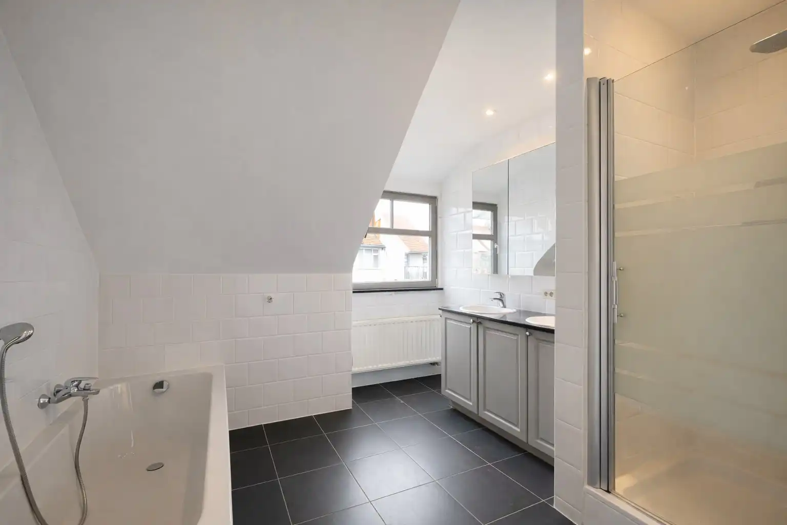 Grote woning met tuin en garage te Knokke foto 14