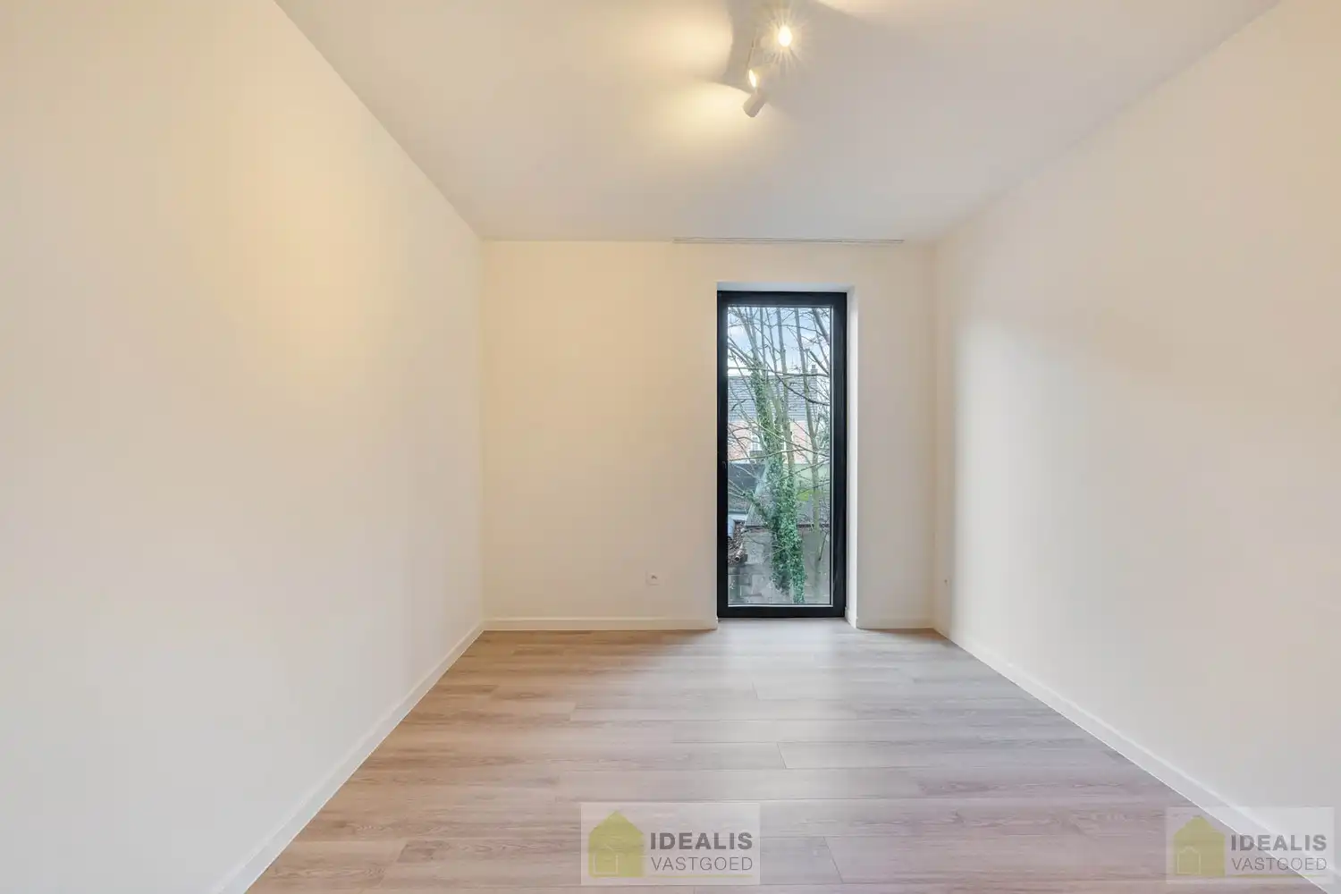 PRACHTIG INSTAPKLAAR NIEUWBOUWAPPARTEMENT MET AUTOSTAANPLAATS EN KELDERBERGING MIDDEN IN HARTJE LOMMEL, EEN AANGENAME LEEFRUIMTE MET OPEN KEUKEN EN AANSLUITEND AAN TERRAS, BERGRUIMTE, 2 SLAAPKAMERS EN RUIME BADKAMER. foto 7