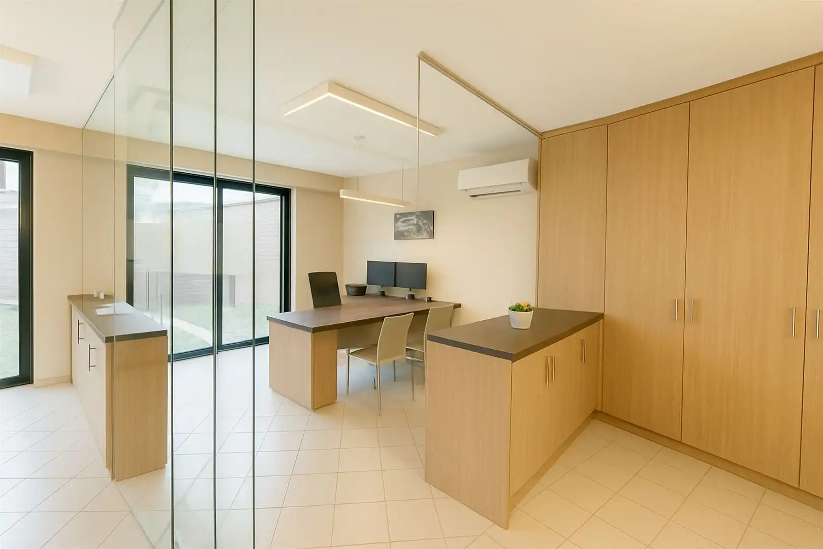 Uniek kantoorgebouw met duplex appartement te koop foto 5