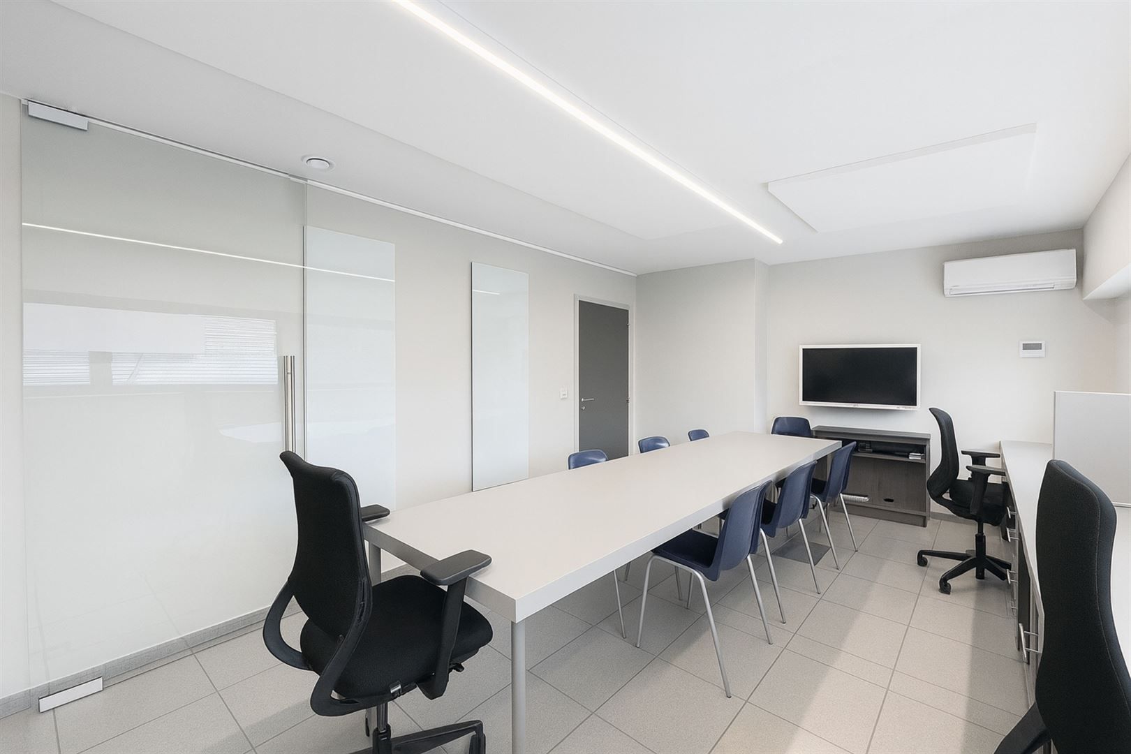 Uniek kantoorgebouw met duplex appartement te koop foto 5