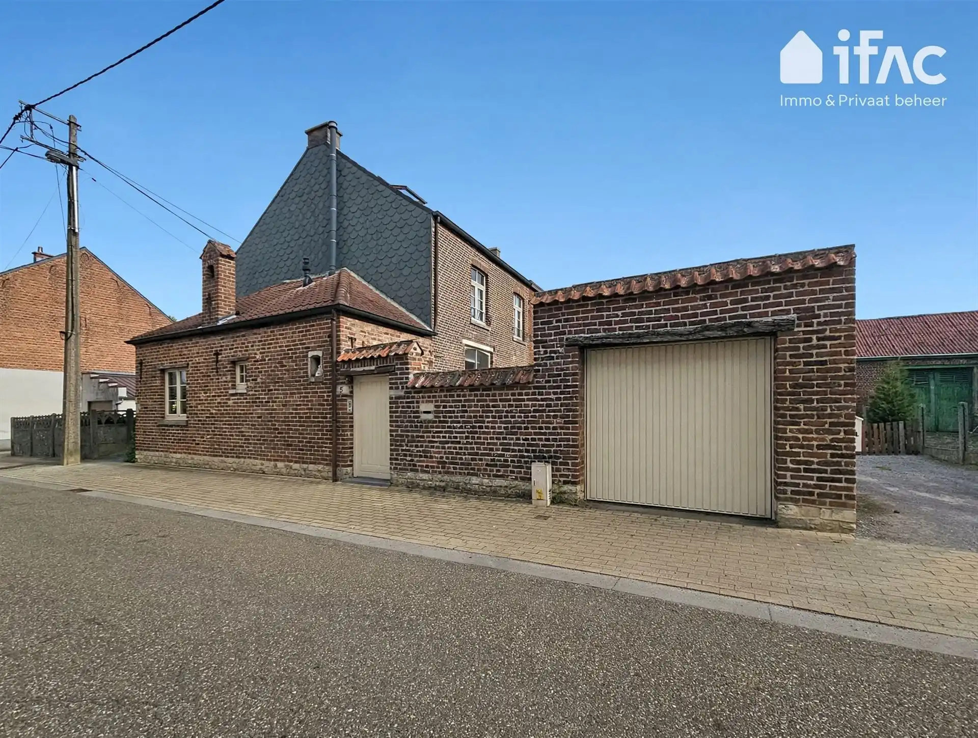 Karaktervolle woning met leuk terras en garagebox foto {{pictureIndex}}