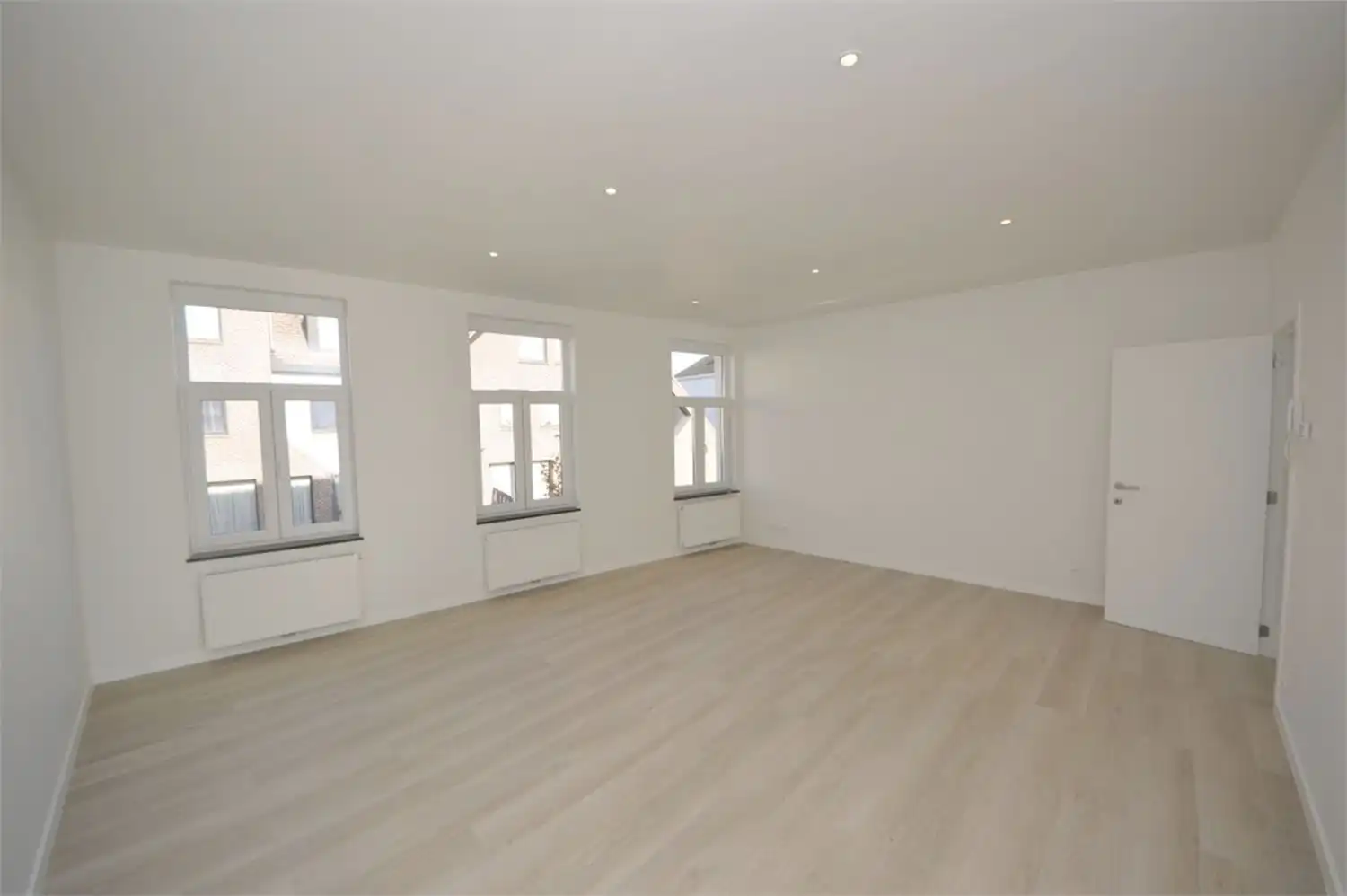 COMPLEET VERNIEUWDE DUPLEX MET TERRAS foto 3