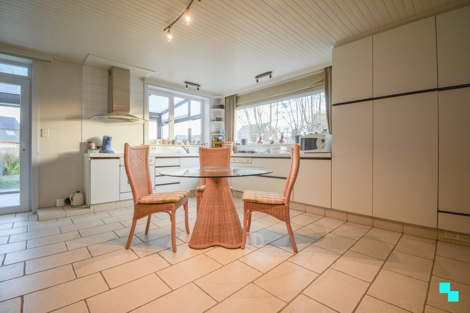 Verrassend ruime HOB met praktijk te Sint-Henricus foto 6