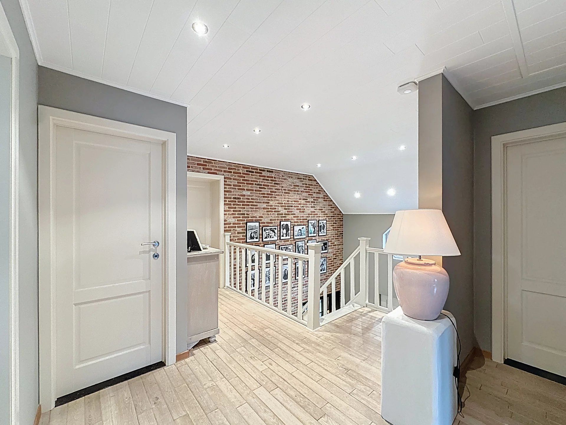 Prachtige landelijke gelegen vrijstaande woning uit 2001, gelegen op een perceel van 16a 43ca. Deze woning biedt comfort, ruimte en privacy met hoogwaardige afwerking en moderne gemakken. foto 23
