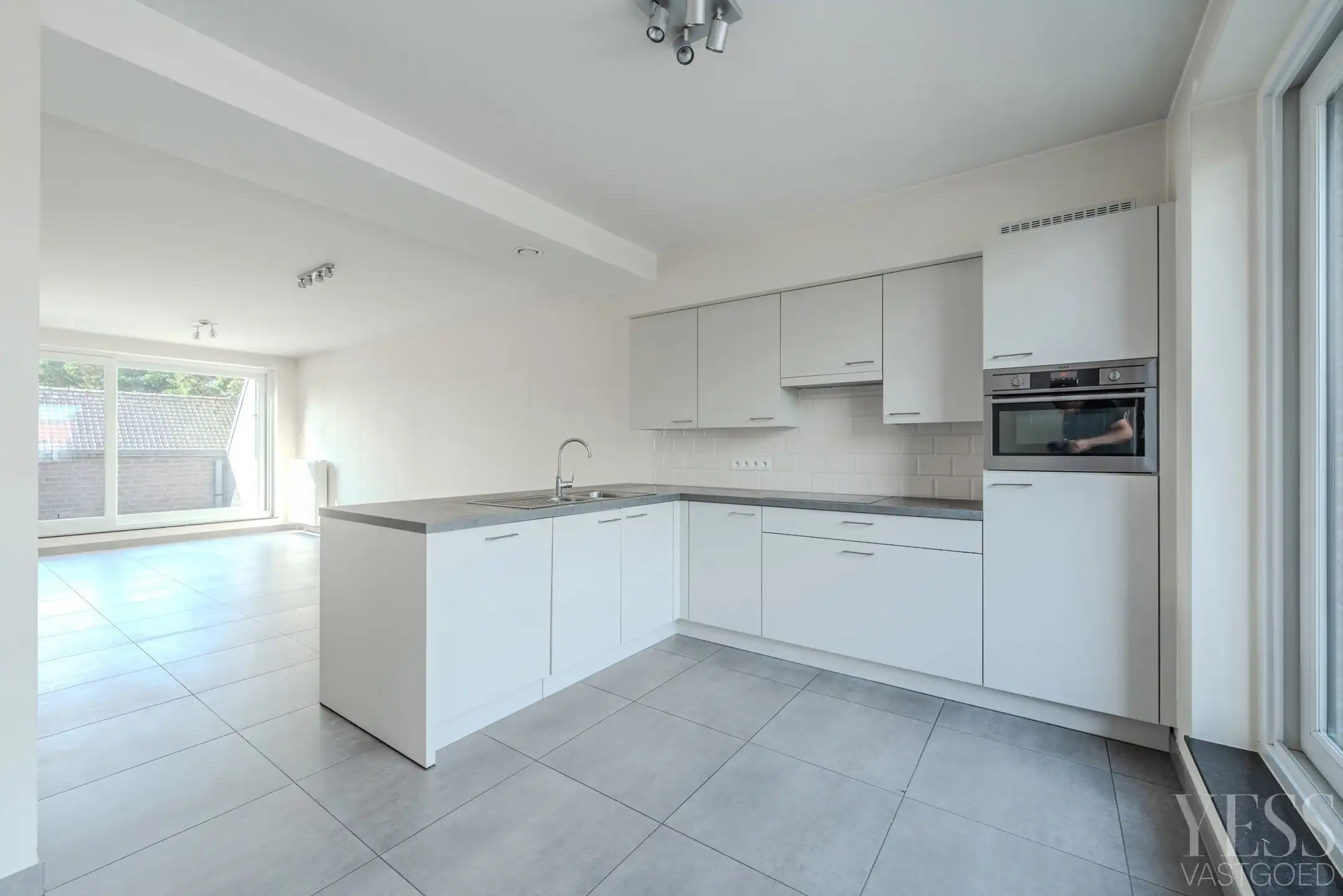Lichtrijk duplexappartement met terras in Oudenburg! foto 4