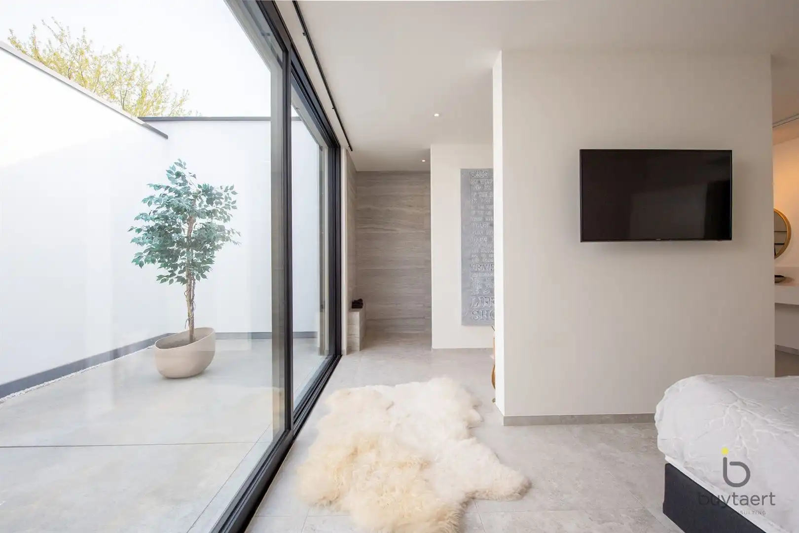 Knappe GELIJKVLOERSE villa + bijgebouw te Halle! foto 24