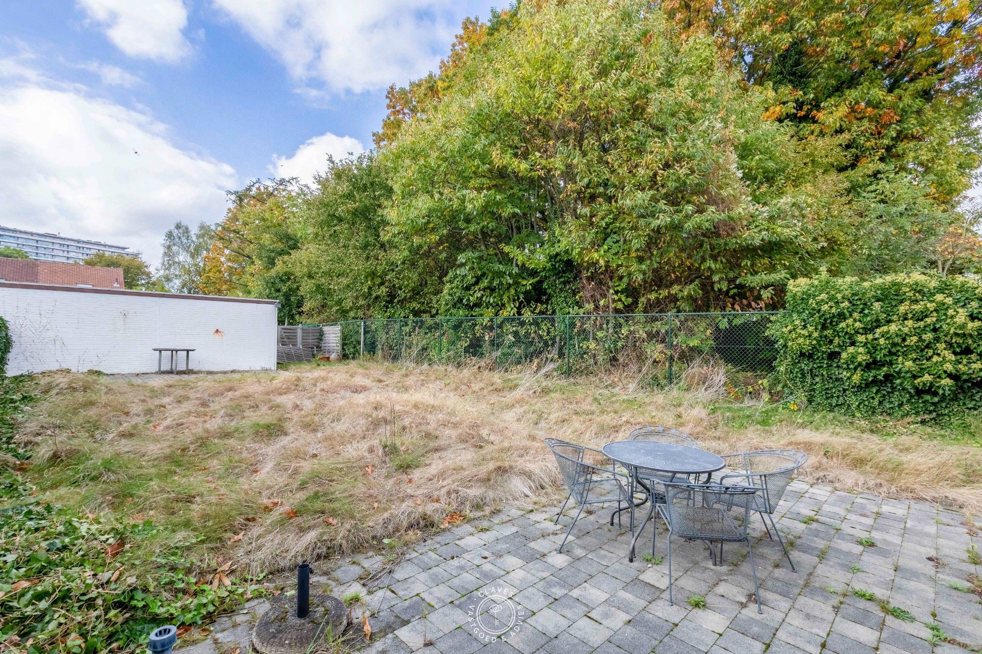 Centraal gelegen halfopen bebouwing met dubbele garage foto 2
