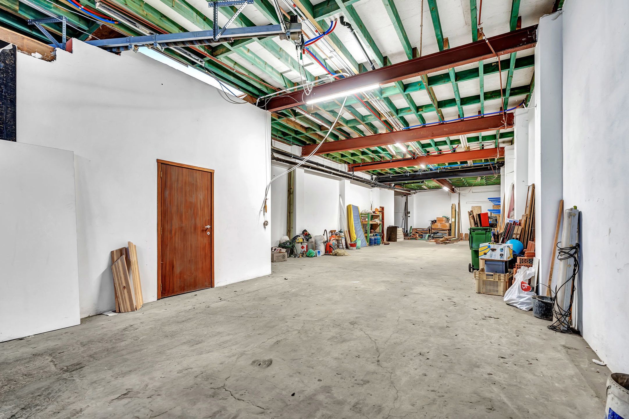 Goed gelegen opslagplaats met ruim af te werken appartement foto 3