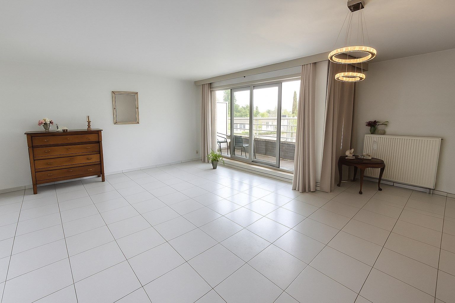 INSTAPKLAAR APPARTEMENT MET 2 SLPKS | 2 TERRASSEN EN STAANPLAATS IN HARTJE KNESSELARE foto 2