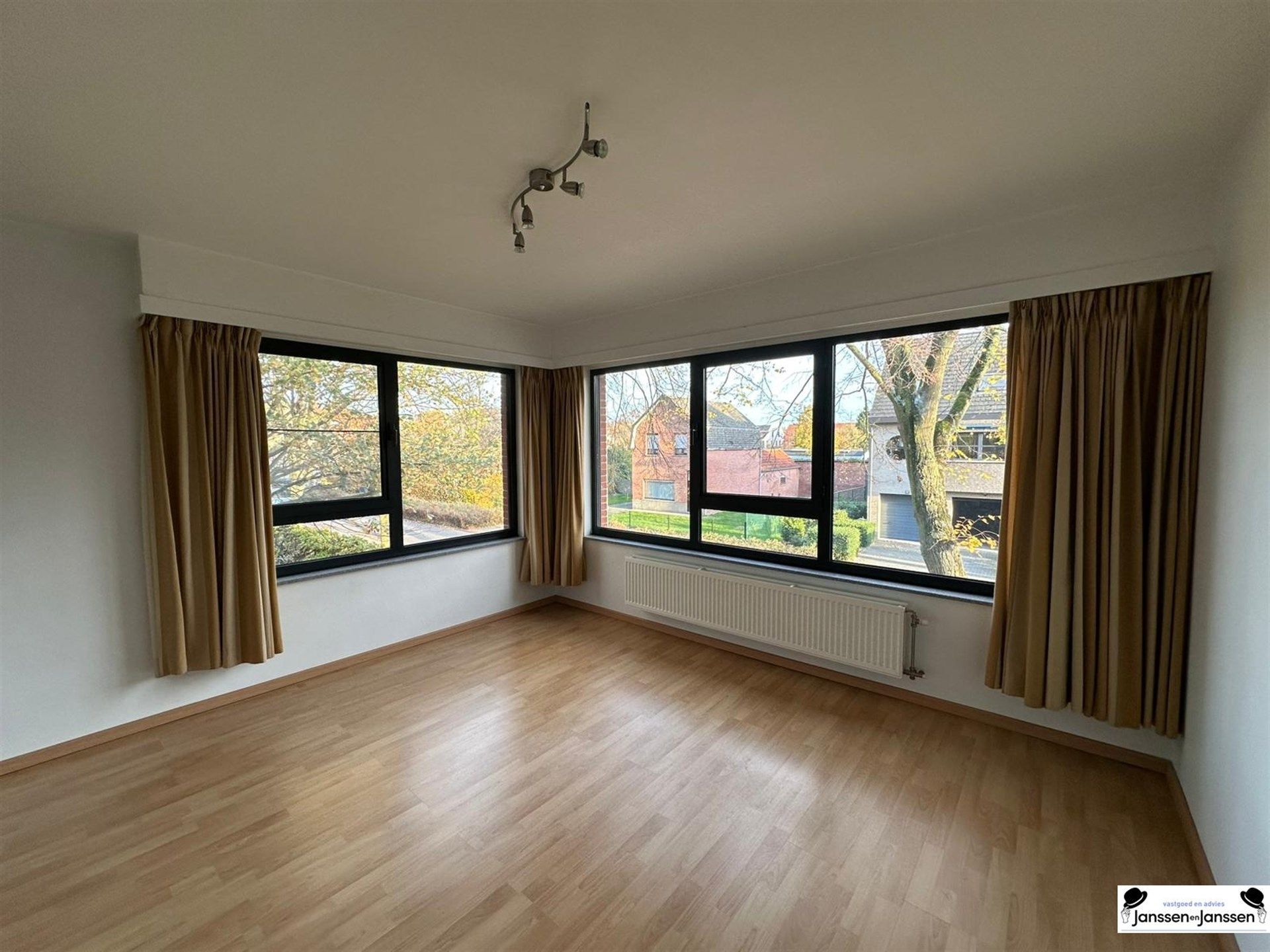 Ruime halfopen bebouwing met zonnige tuin te Gooreind te huur foto 9