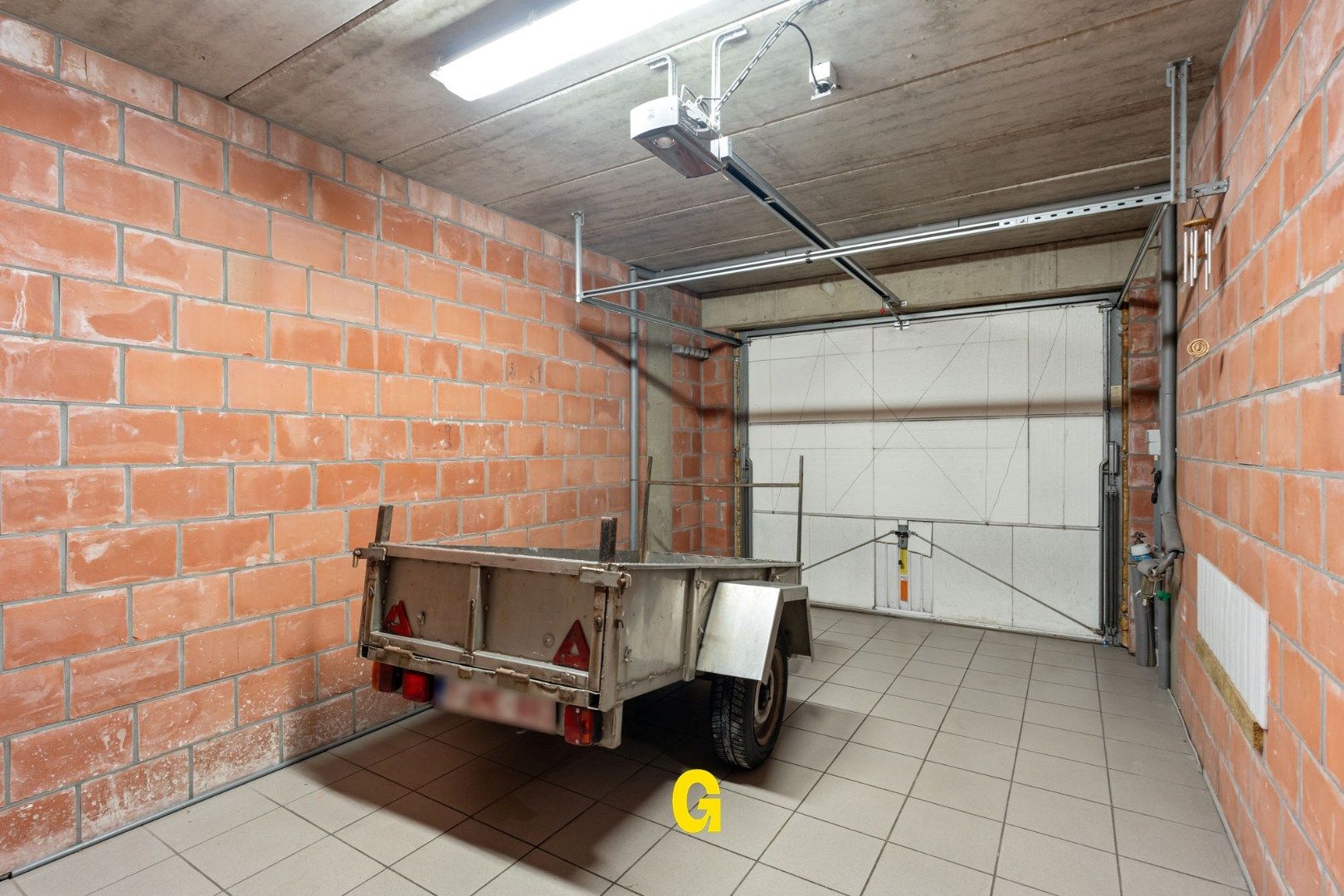 Degelijke instapklare rijwoning met drie slaapkamers, inpandige garage en tuin met terras vlakbij het centrum van Bilzen foto 15