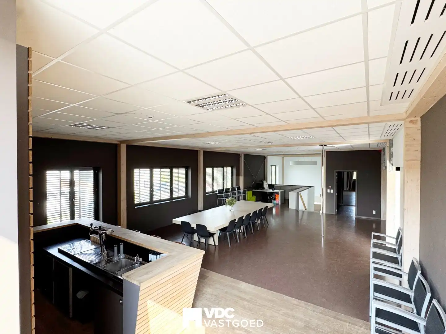 Representatief bedrijfscomplex met kantoren, dubbele industriehal, vergaderfaciliteiten, woongelegenheid en zonnepanelen foto 27