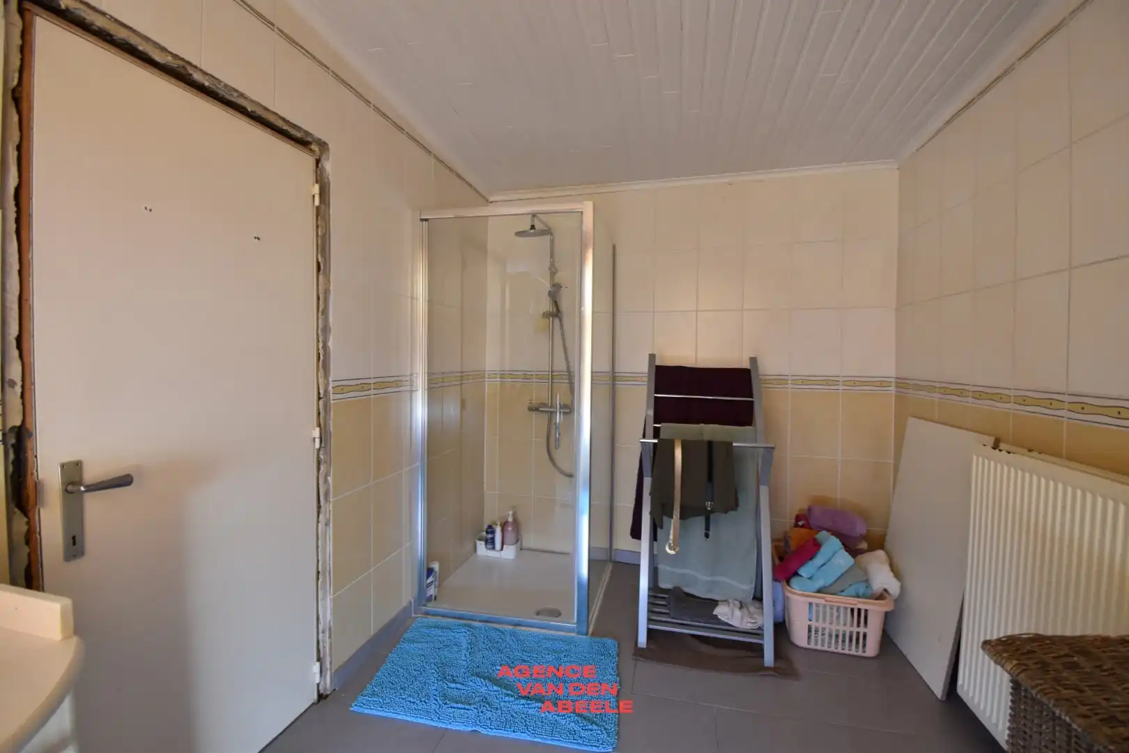 Handelspand bestaande uit eethuis met café en privé woonst foto 26