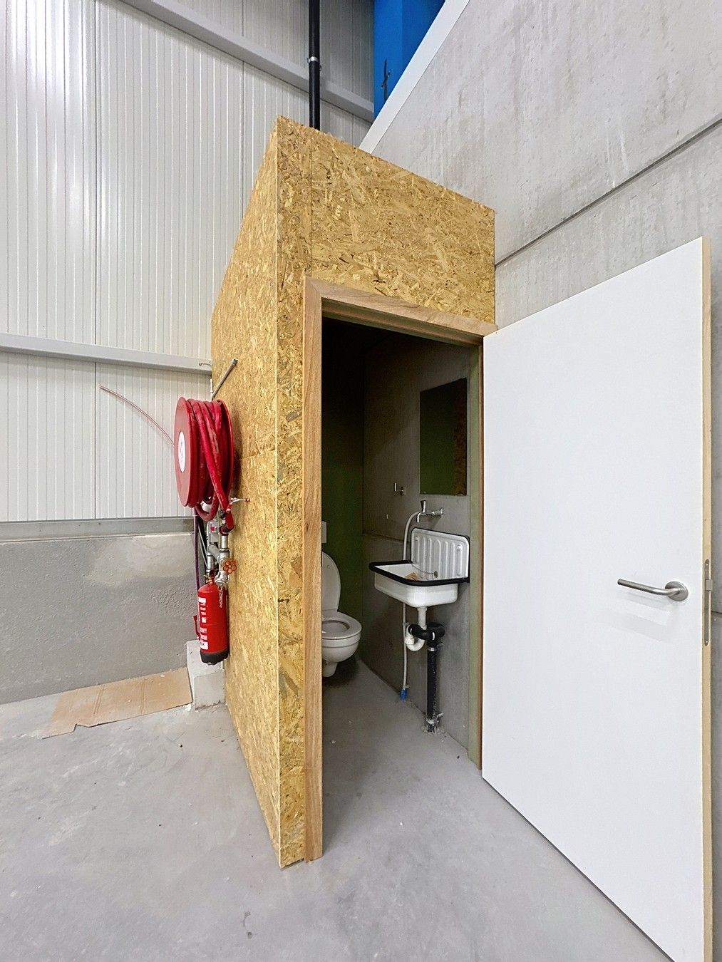 Instapklare OPSLAGRUIMTE (411m²) met sectionaalpoort te huur op industriezone "Herdersbrug" te 8000 Brugge foto 6
