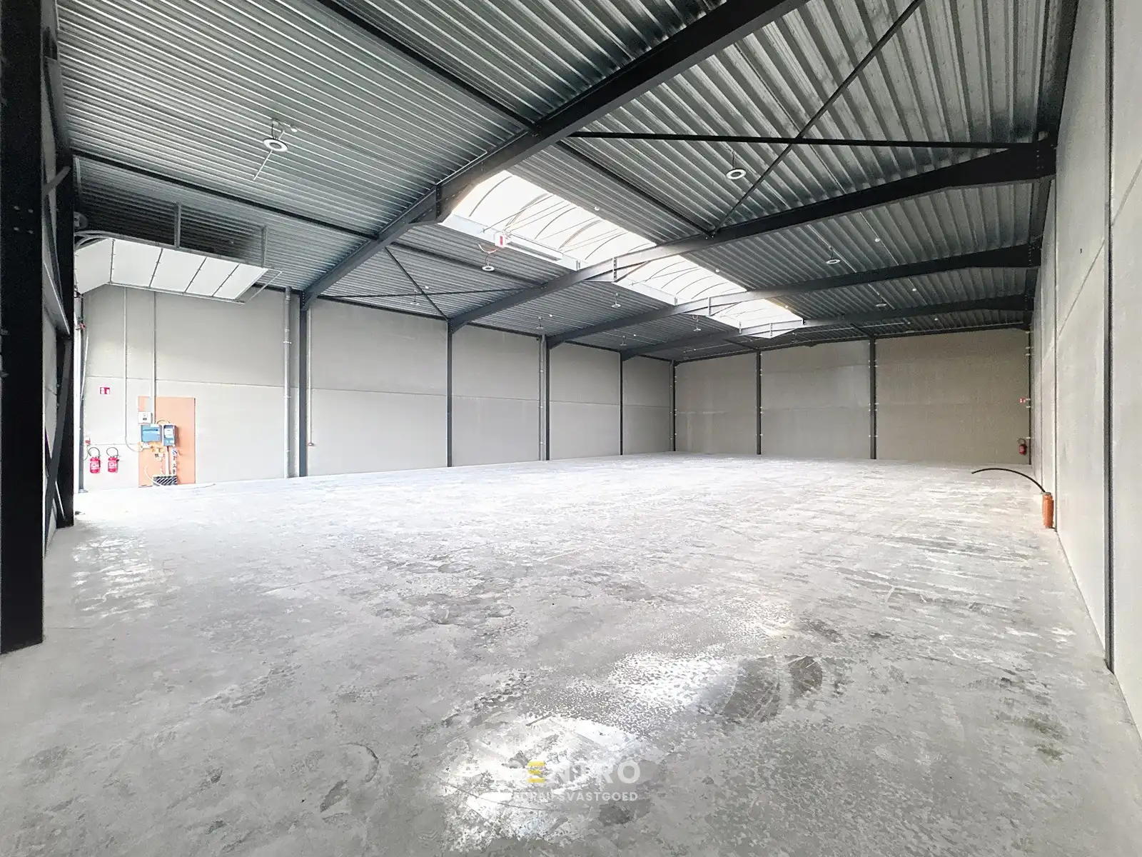 Kwalitatief en goed geïsoleerd NB MAGAZIJN (300m²) TE HUUR in Oostkamp. Inclusief 3 private parkeerplaatsen voor de deur. foto 5