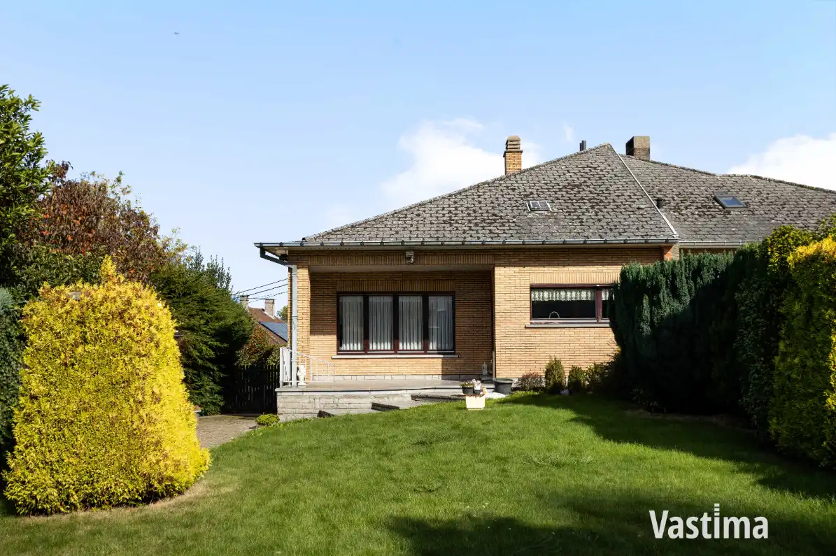 Rustig gelegen halfopen woning met dubbele garage en veel potentieel foto 21