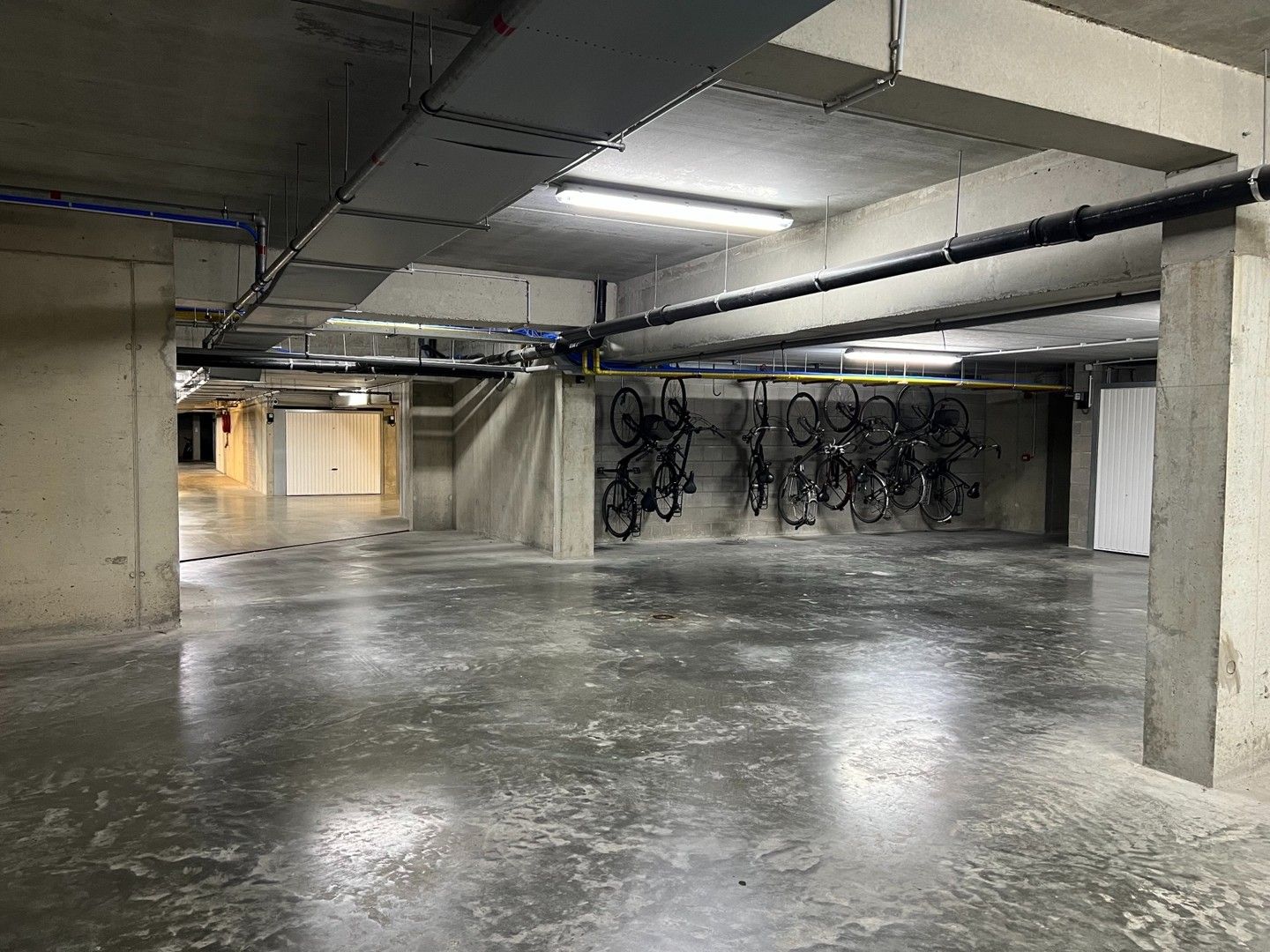 Ruime garage in een piekfijn complex! foto 8