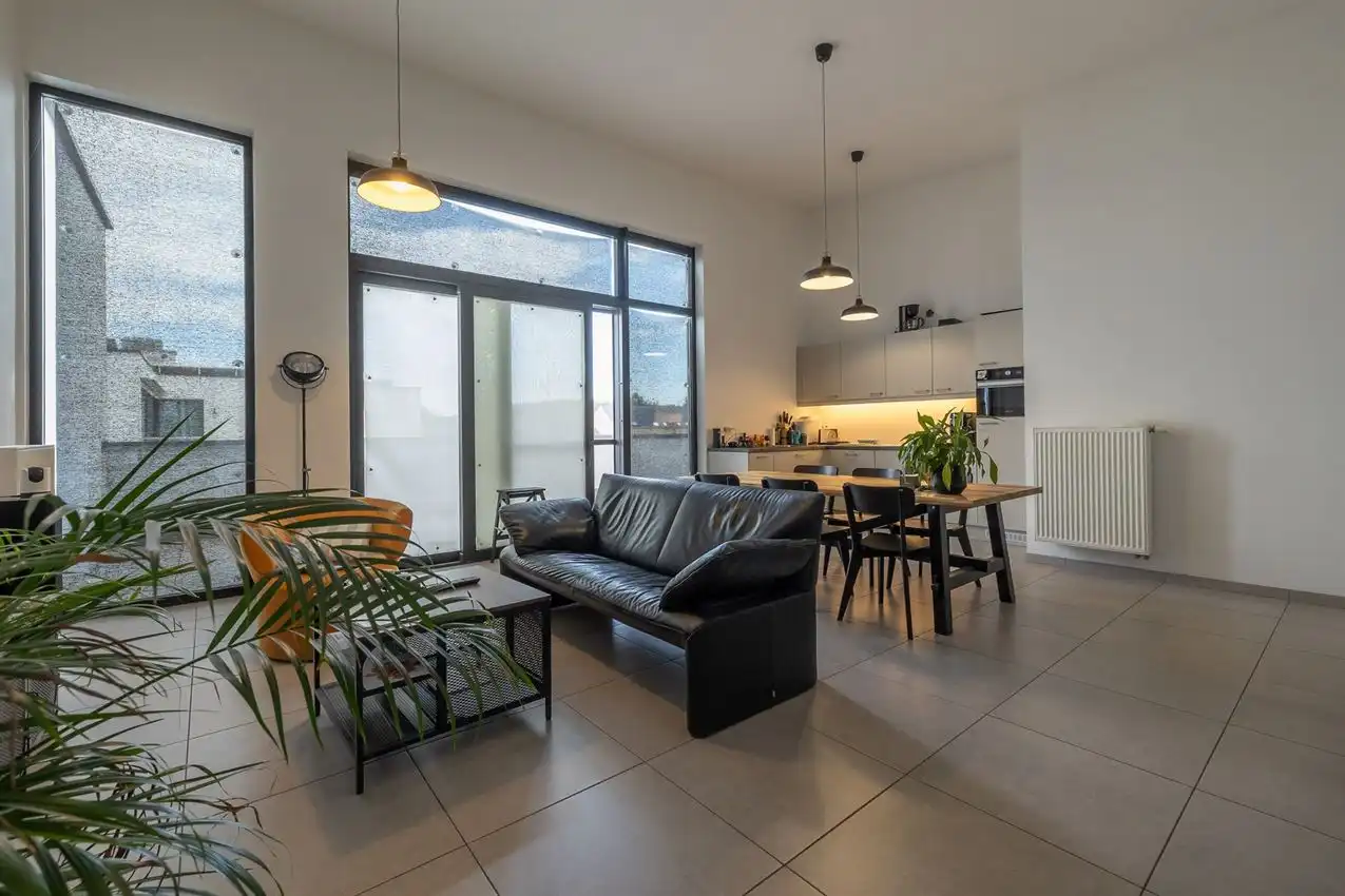 Ruime, zonnige penthouse met 2 slpk. en 2 ondergrondse autostaanplaatsen foto 2