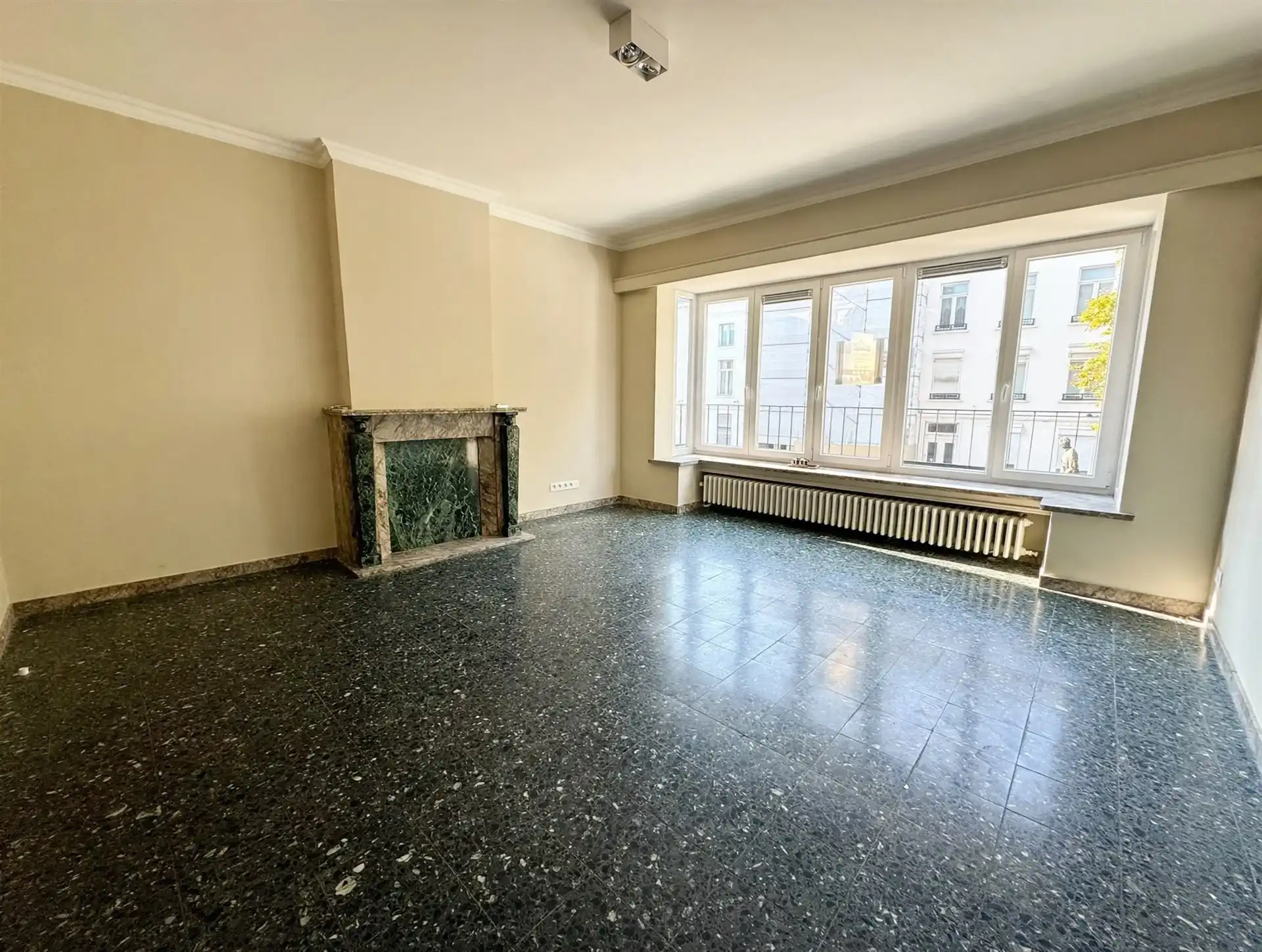 Prachtig gerenoveerde woning op toplocatie aan het Keizersplein in Aalst foto 3