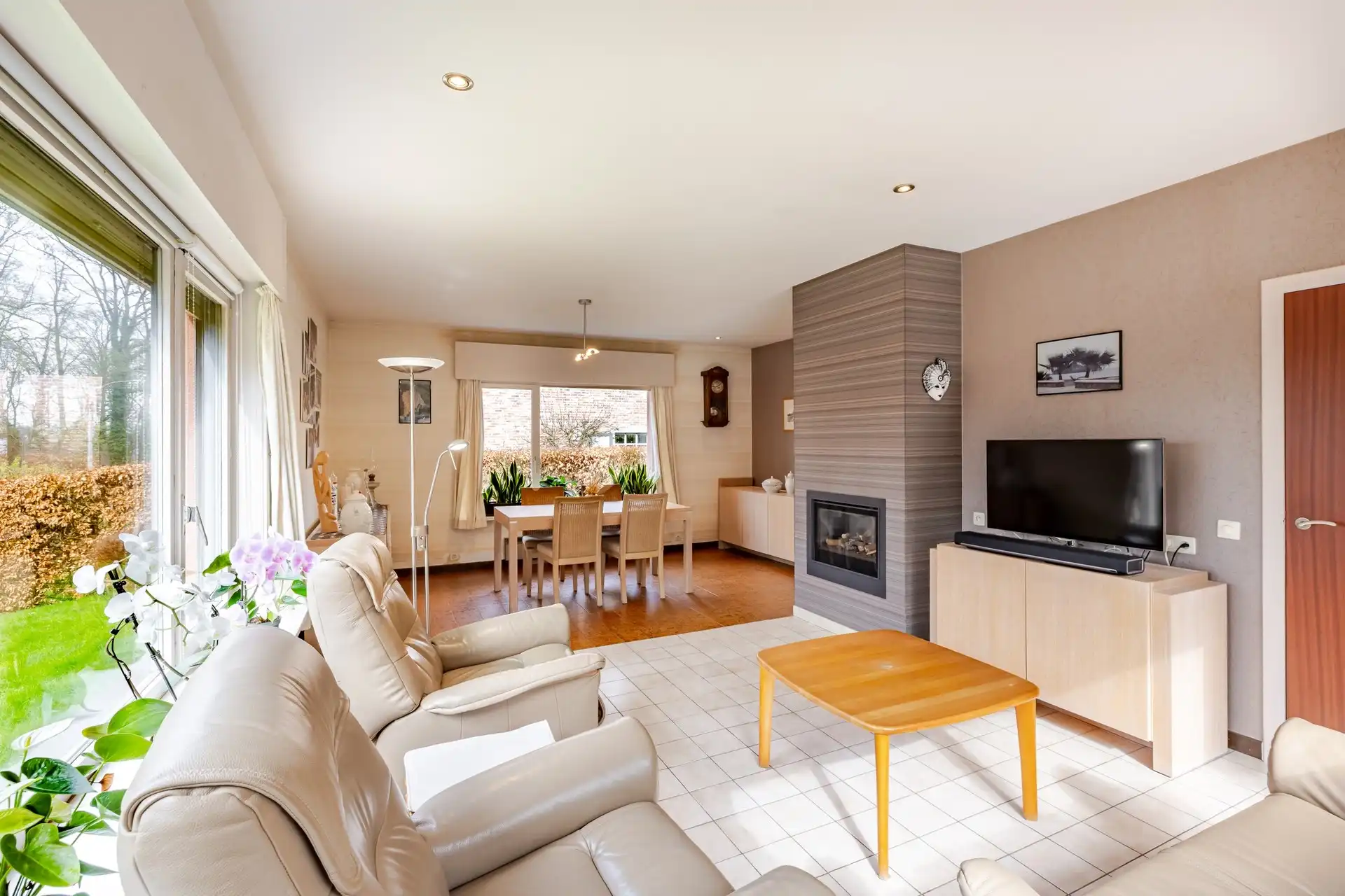 Bungalow met 4 slks, tuin en dubbele garage foto 3