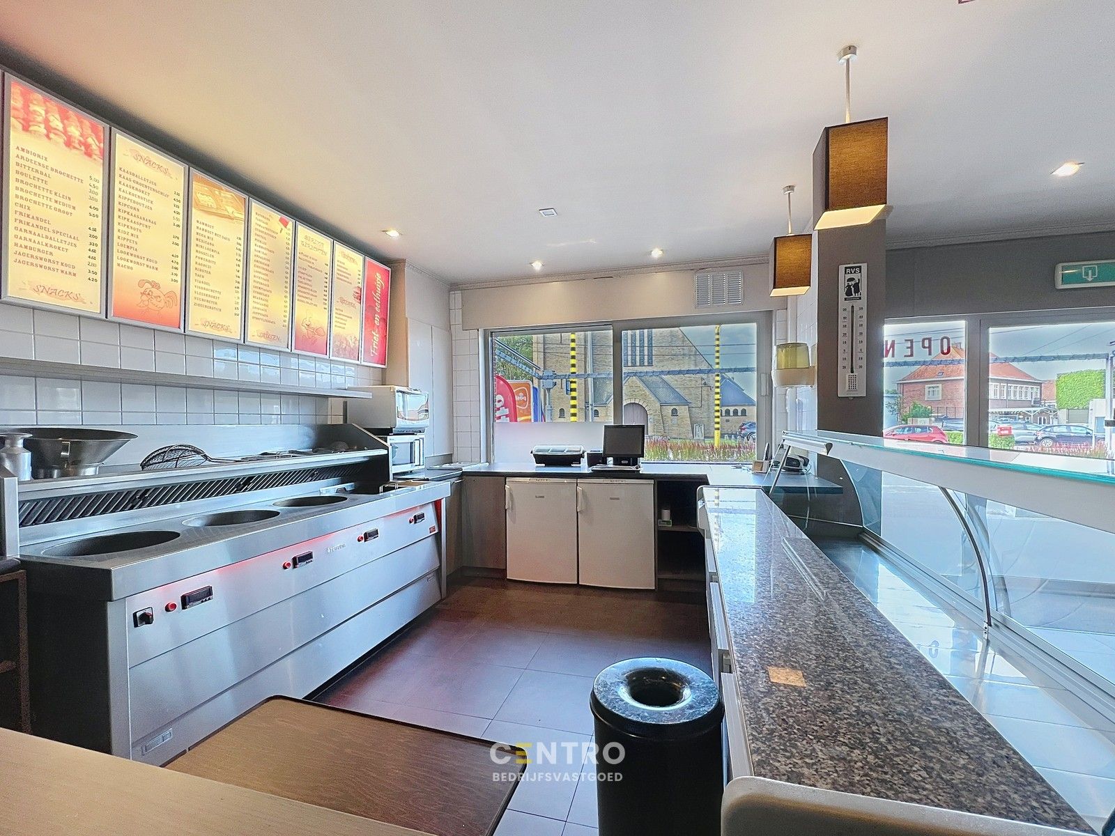 Handelshuis te TORHOUT te koop op verbindingsweg met veel passage. Heden nog ingericht als frituur ! foto 12