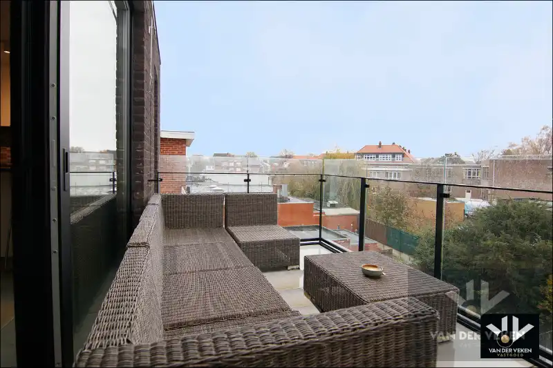 Energiezuinig, ruim en lichtrijk appartement met 2 slaapkamers en 2 terrassen op een goed bereikbare locatie foto {{pictureIndex}}