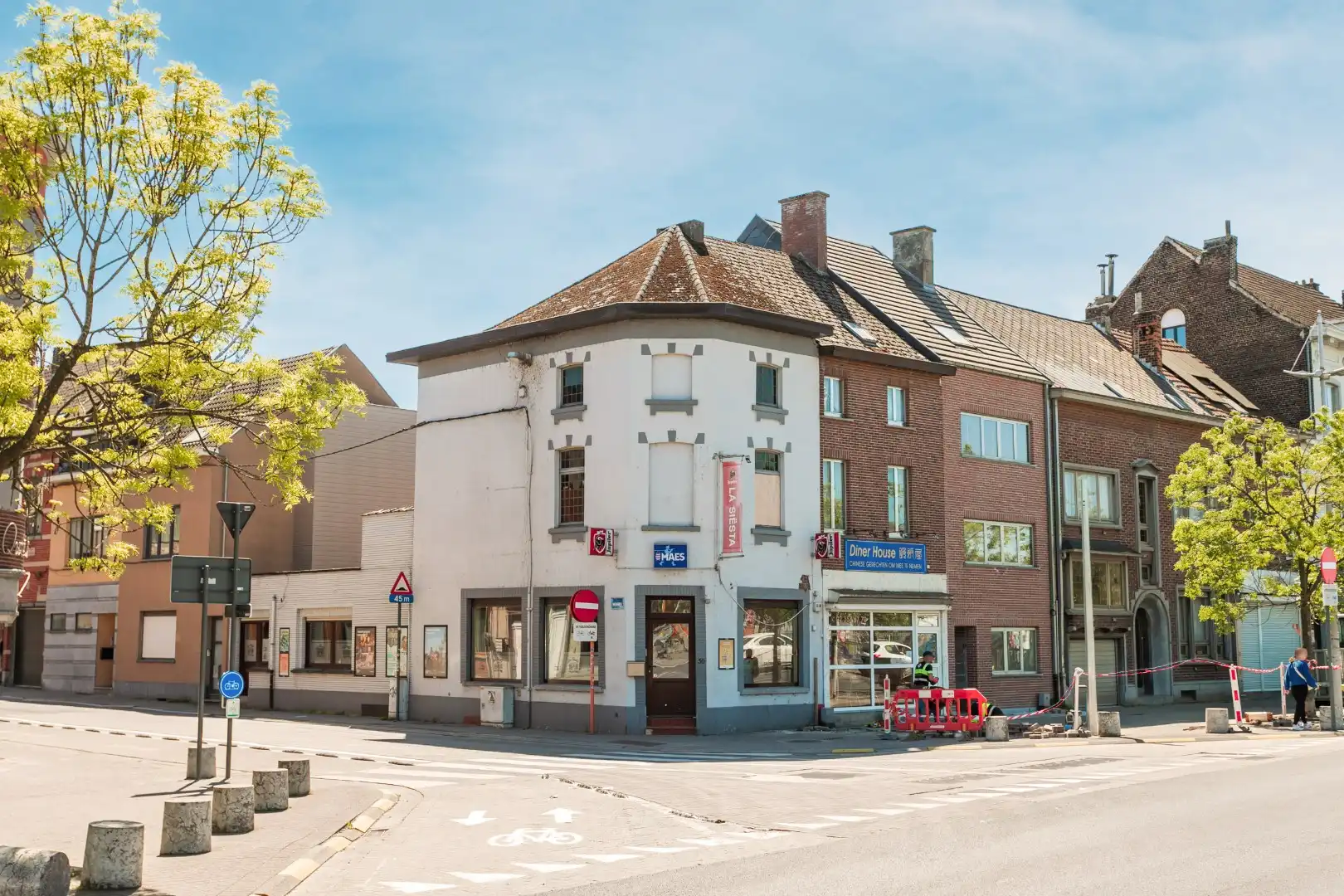 Handelshuis op een gunstige ligging vlakbij het station van Halle foto {{pictureIndex}}