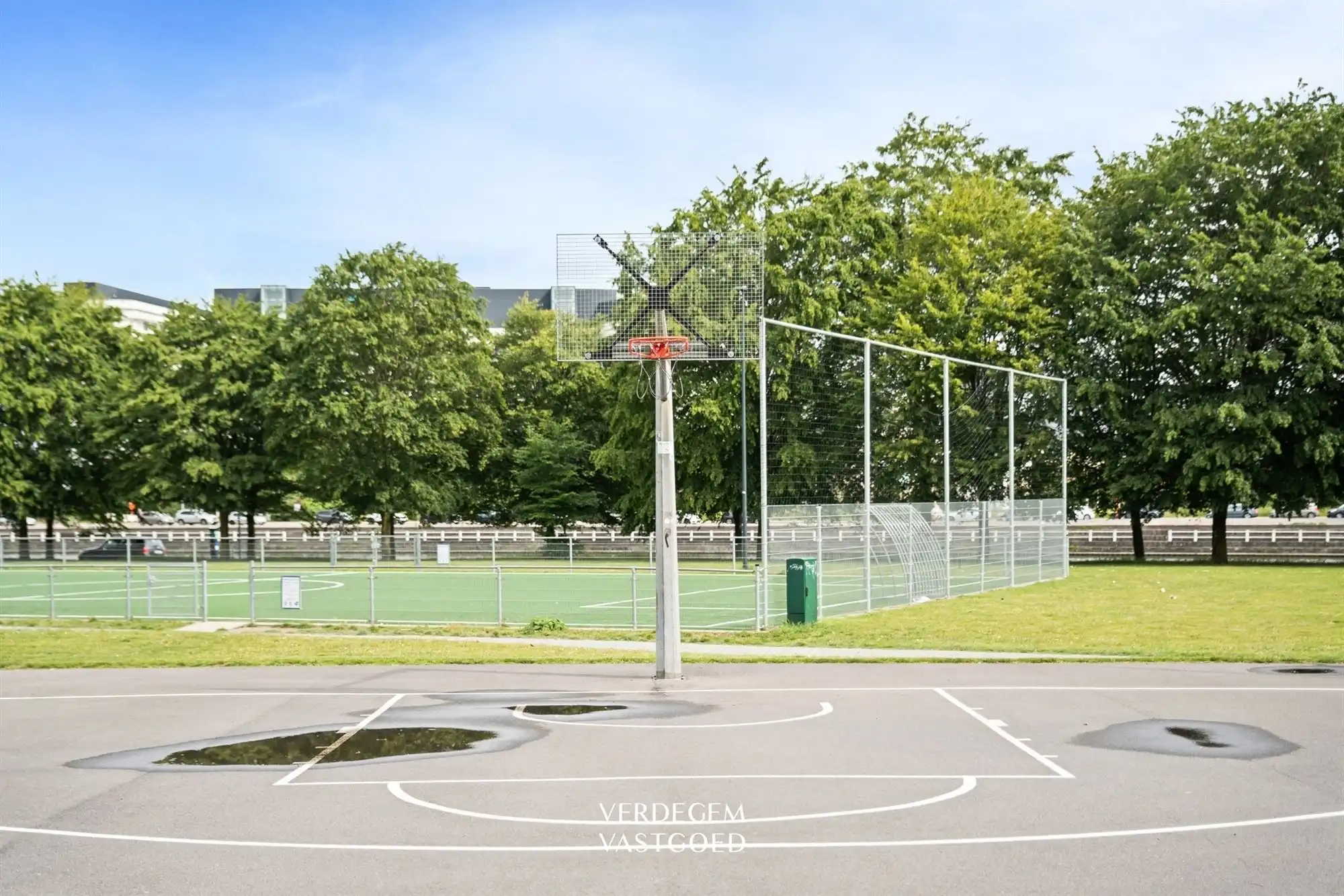 Achter deze mooie blauwe gevel vind je een opbrengsteigendom met 5 studentenkamers op topligging foto 19