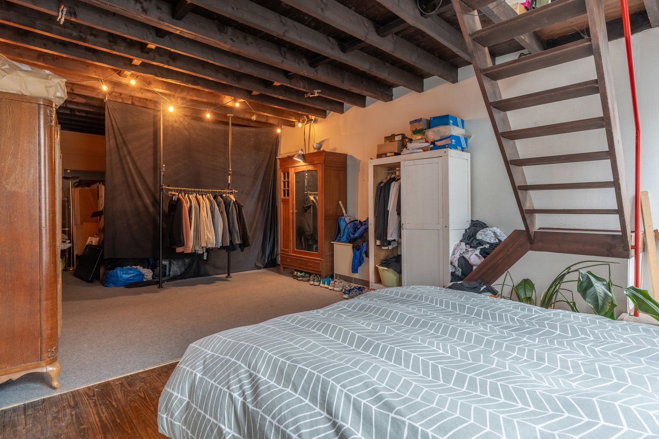 Verrassend ruime handelswoning met bovenliggend appartement. foto 34