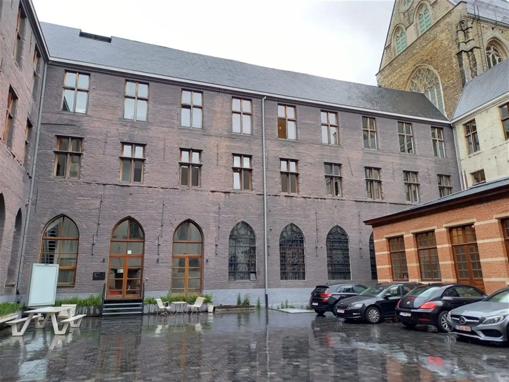 Unieke kantoren te huur in voormalig klooster foto {{pictureIndex}}