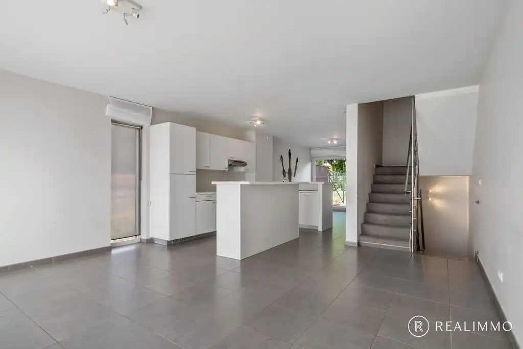 Recente halfopen bebouwing (2017) met tuin, terras en uitweg in rustige wijk foto 7