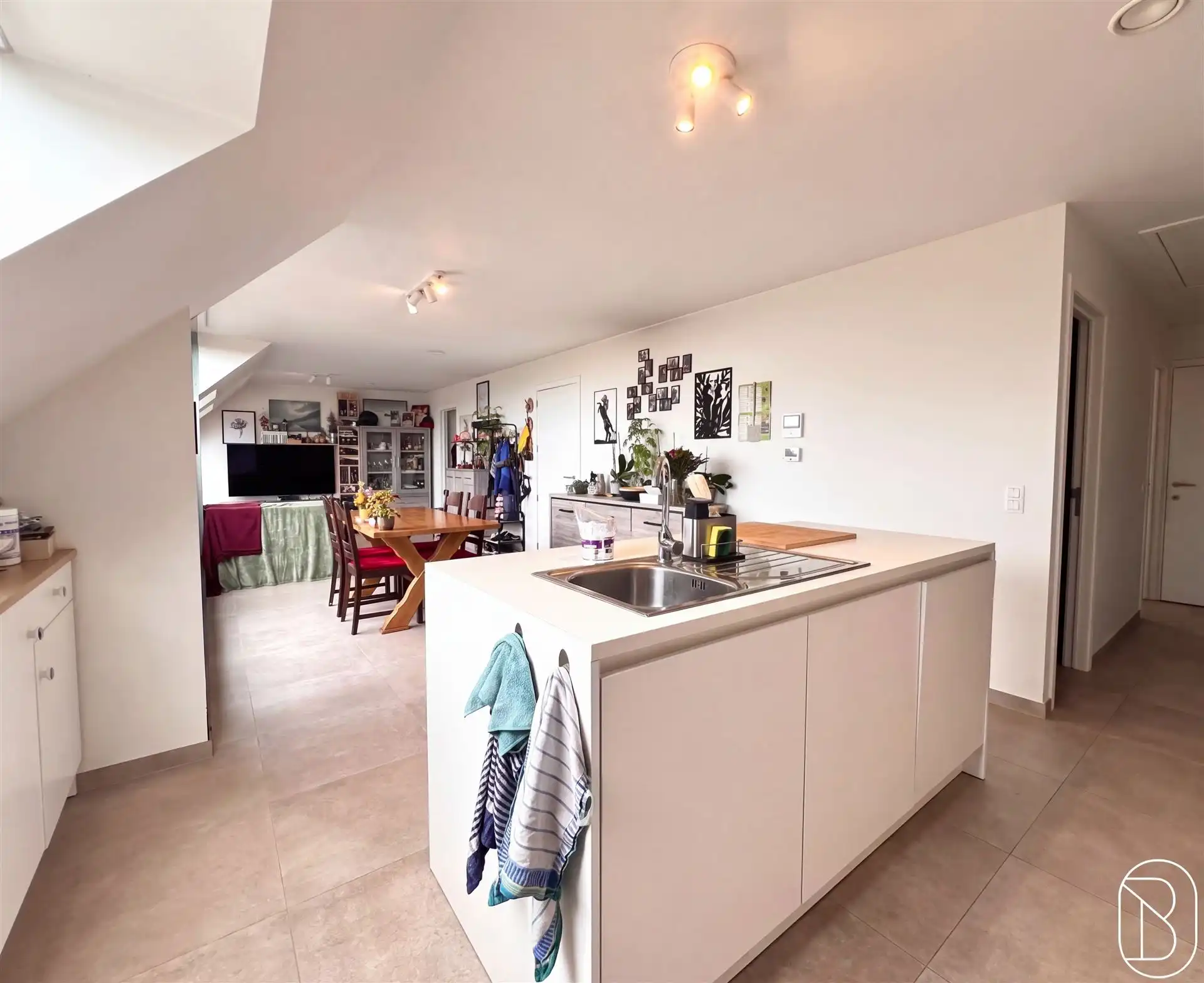 Leuk recente penthouse met terras en 2 SLK! foto 2