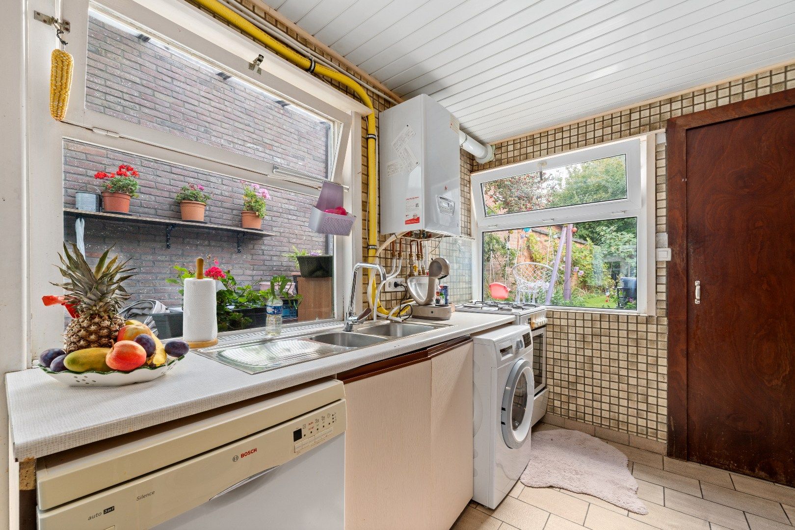 Op te frissen rijwoning met tuin foto 4