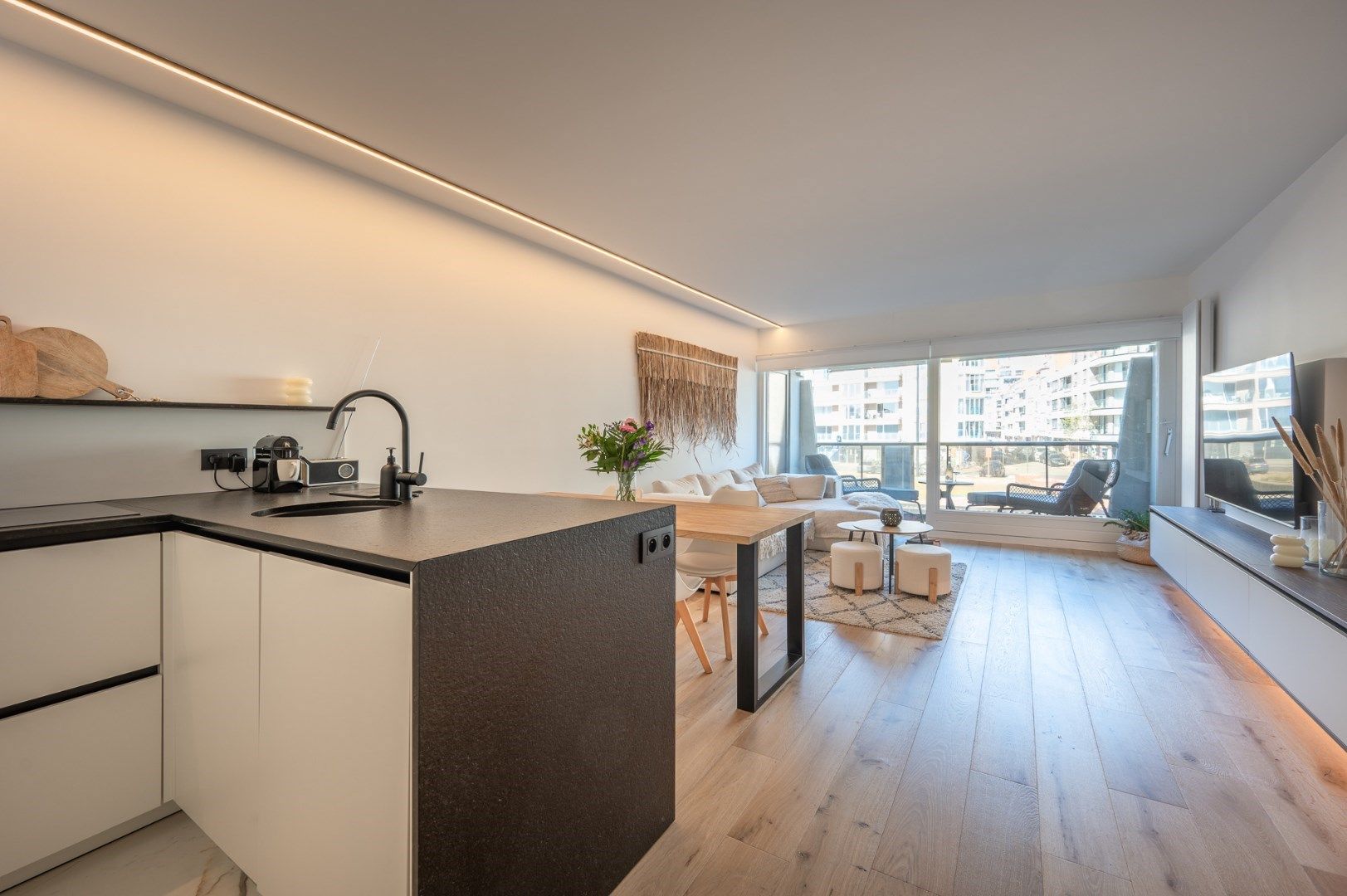 Gerenoveerd appartement met 1 slaapkamer en slaaphoek foto 4