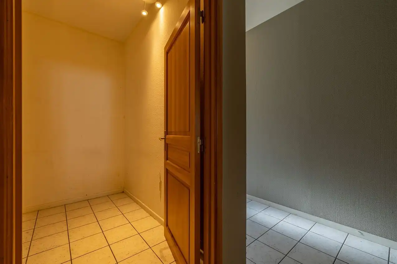 Vier slaapkamers. Twee staanplaatsen. En achteraan een verrassende buitenplek met zuiderse patio-sfeer foto 40