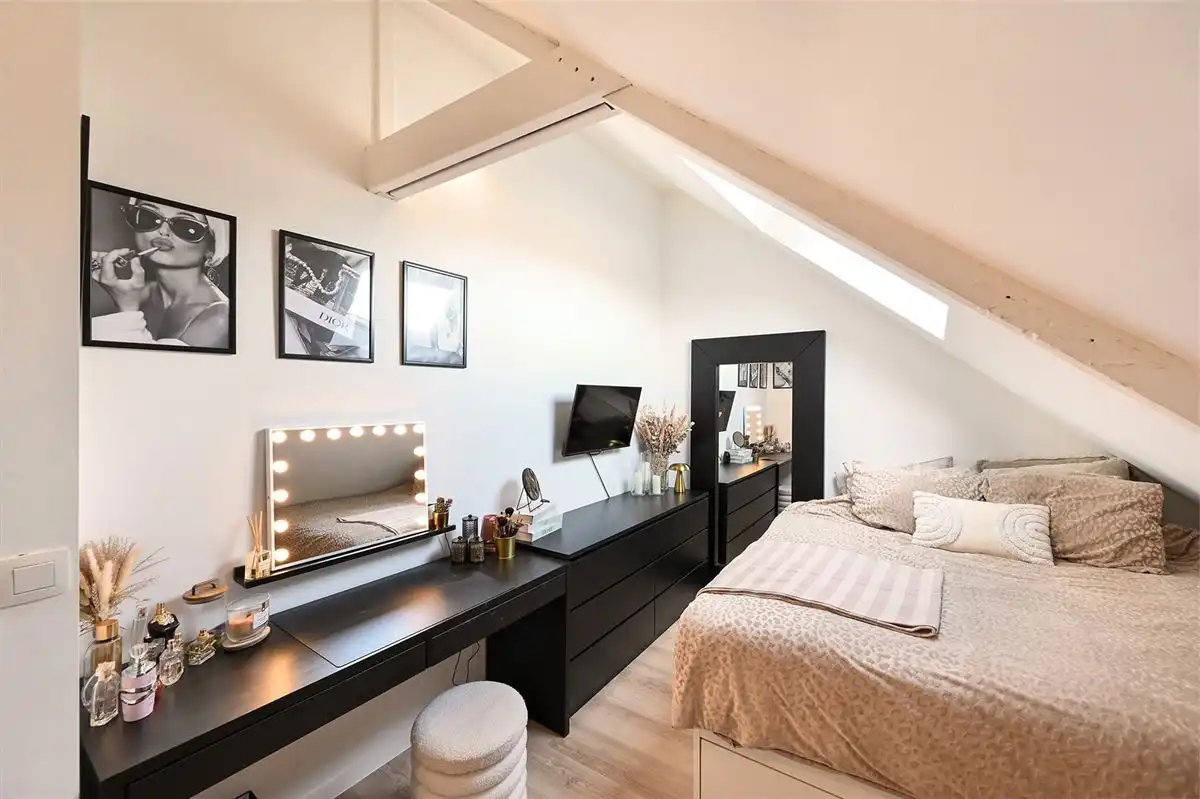 Geheel gerenoveerde woning met leuke tuin en grote garage foto 13