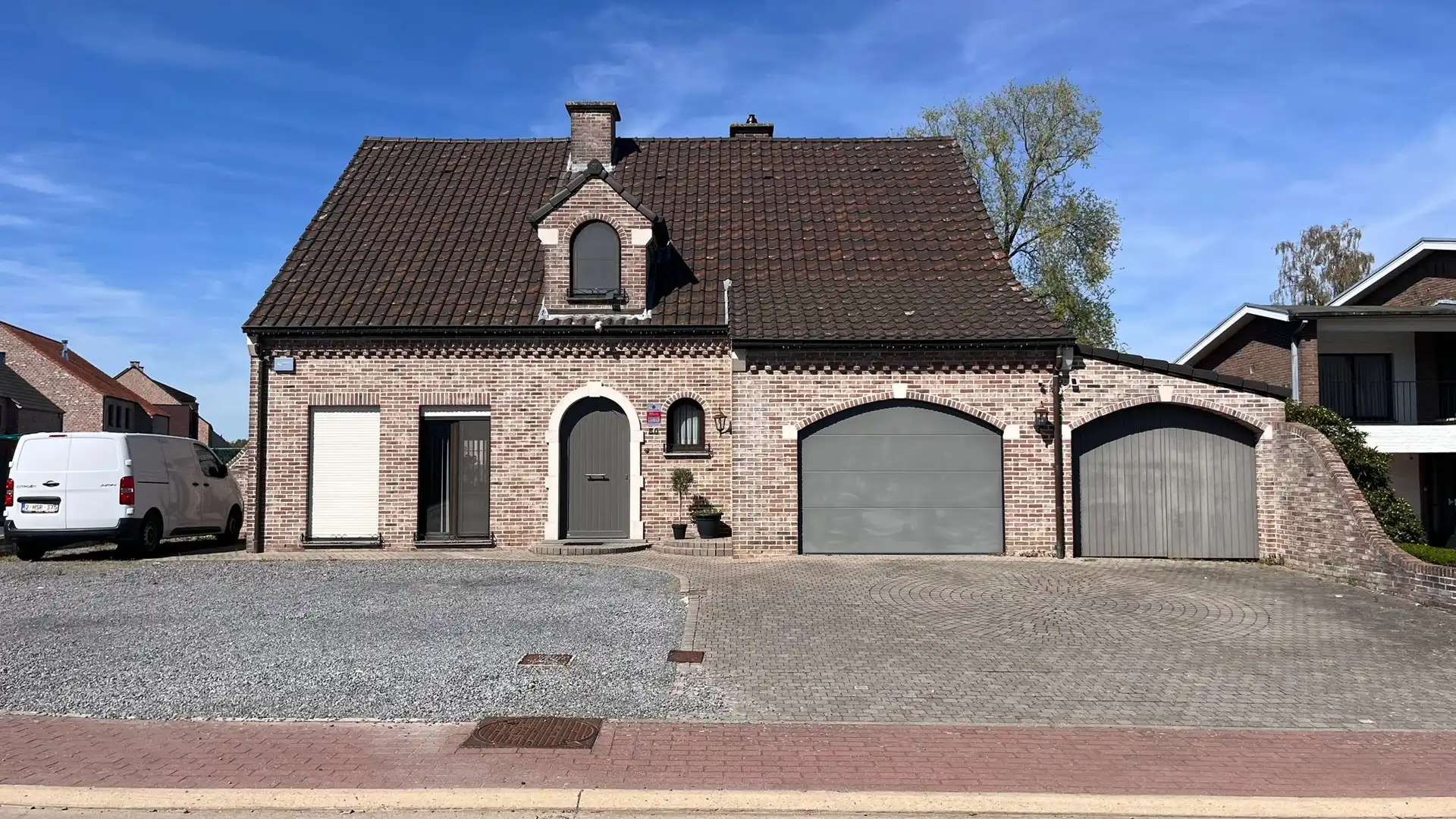 Vrijstaande woning met 4 slaapkamers en inpandige garage. foto {{pictureIndex}}