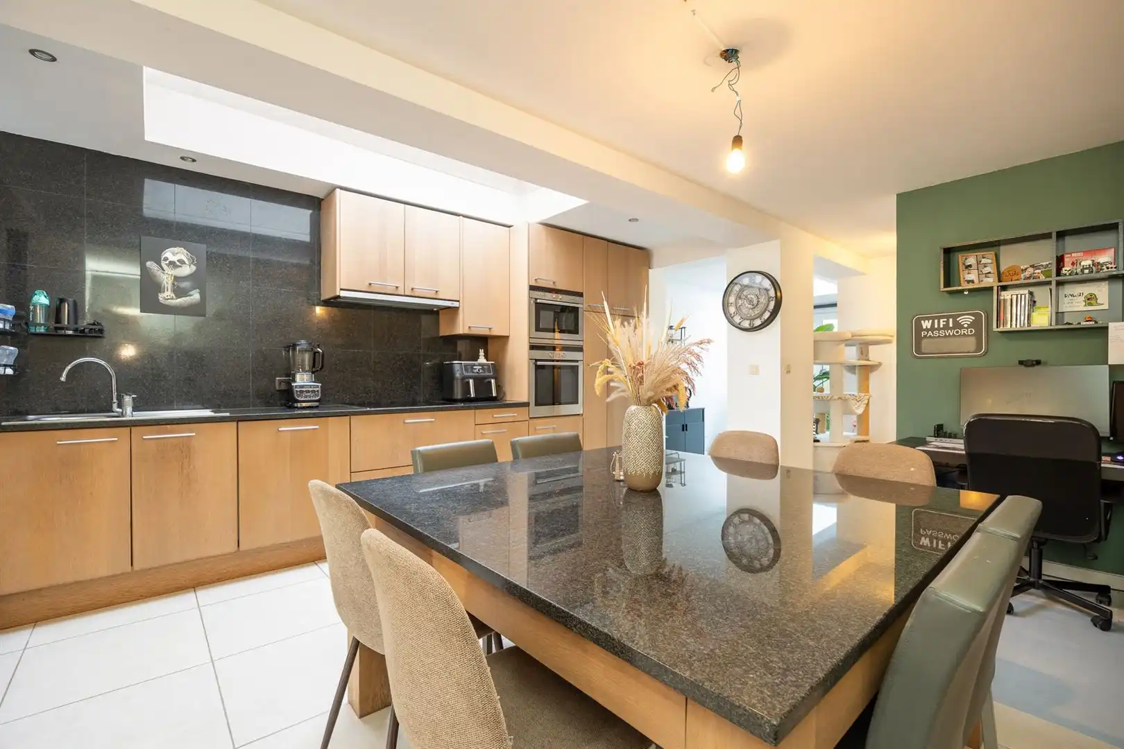 Verrassend ruime woning met 7 slaapkamers en tuin. foto 7