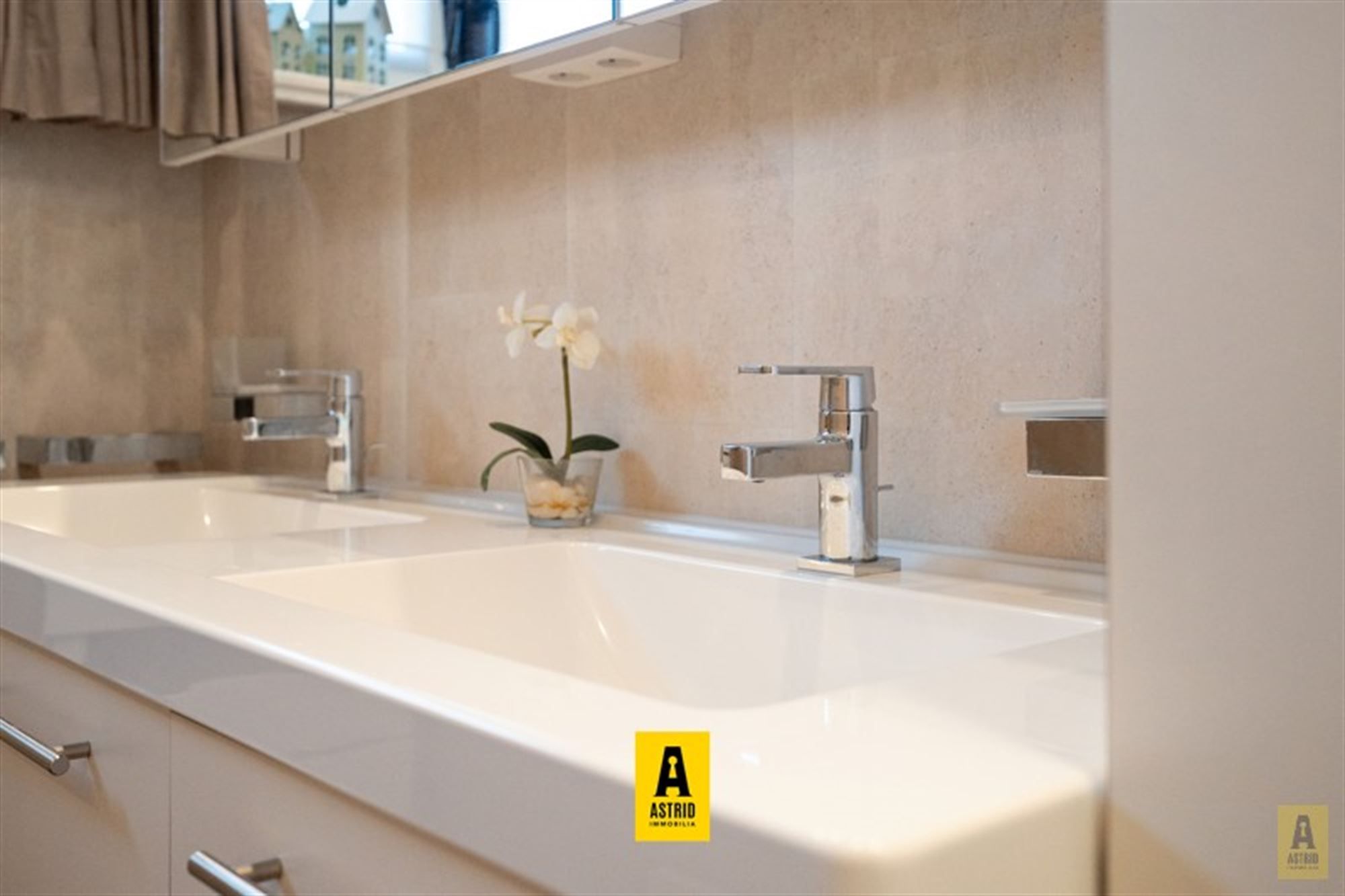 Karaktervolle voormalige dokterswoning met zee aan ruimte en mogelijkheden! foto 29