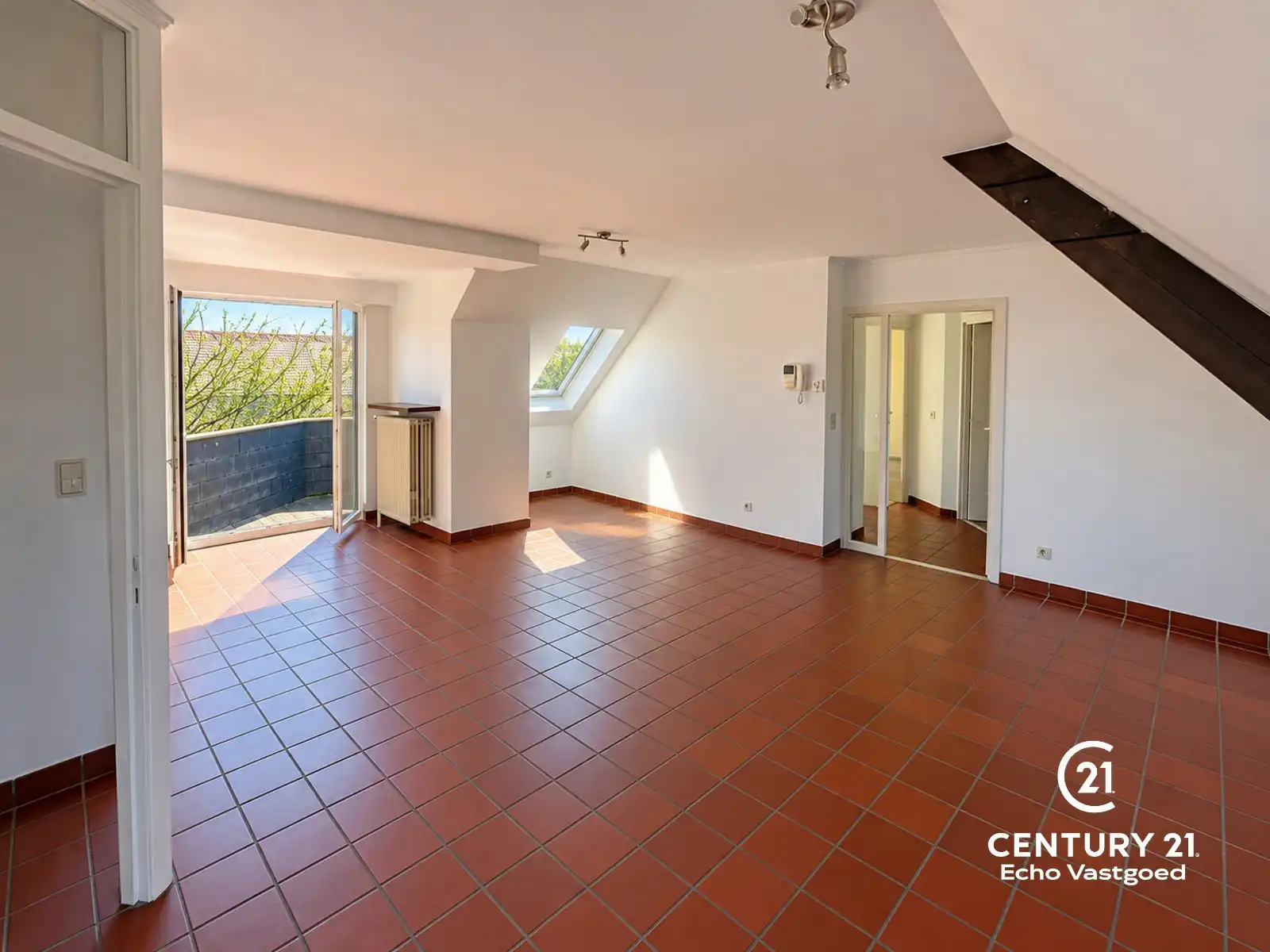 Uniek gelegen, onderhouden 2 slaapk. appartement met balkon foto 3