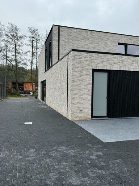 Exclusieve nieuwbouw villa met 3 slaapkamers op een perceel van 9 a en 64 ca. foto 23