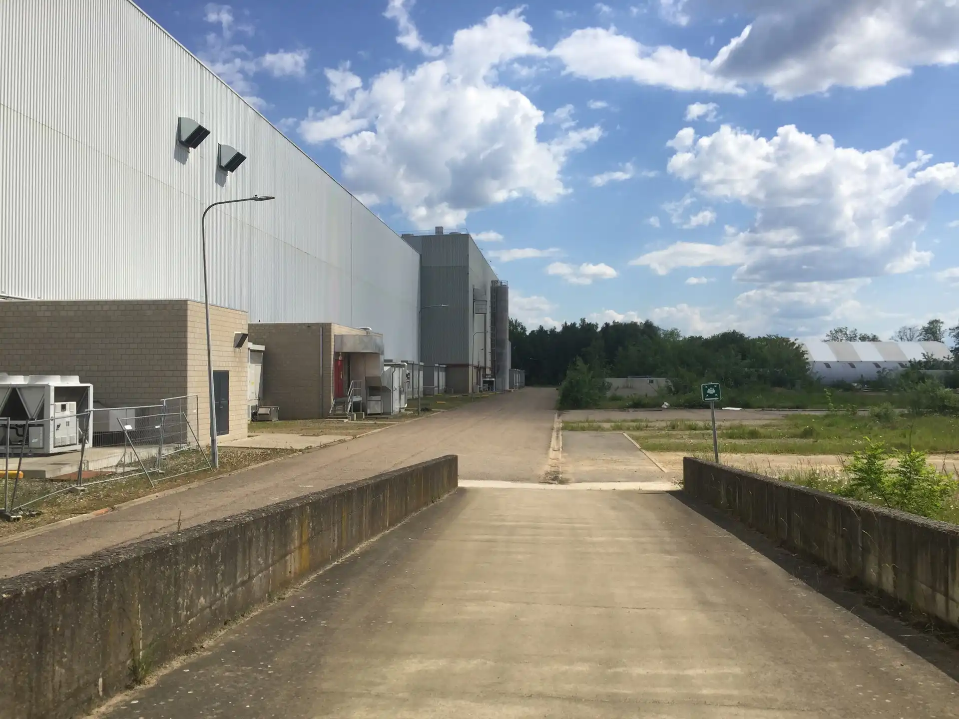 Magazijn 4.236m²+ 8 loskades  en verharde terreinen te huur. foto 6