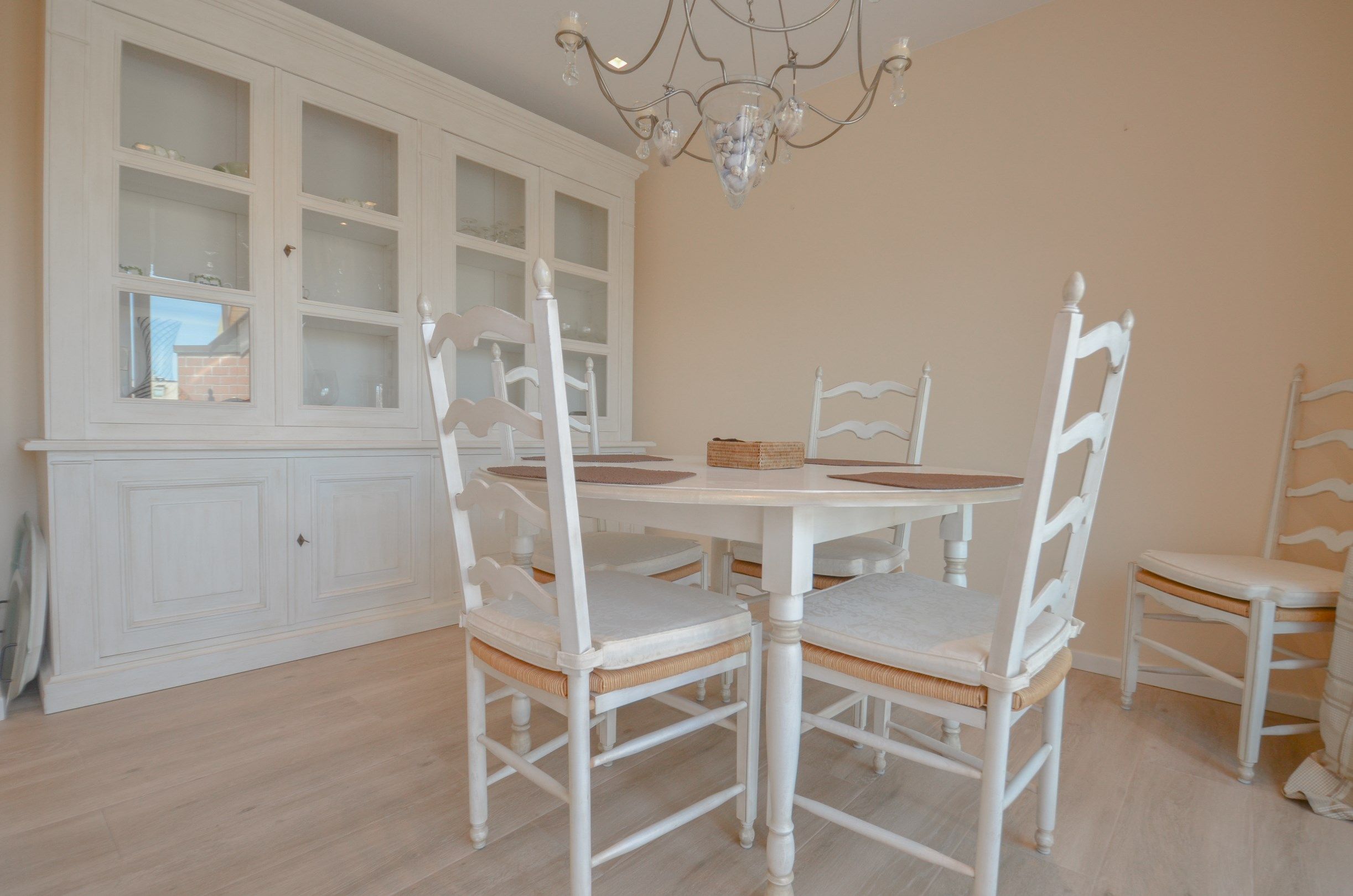 Stijlvol duplexappartement met zonnige terrassen en open zicht op de villa’s van het Zoute. foto 19