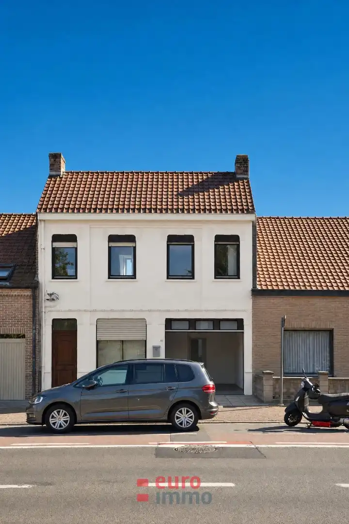 Héél charmante, gesloten woning met 3 slaapkamers én garage te koop in De Panne! foto {{pictureIndex}}