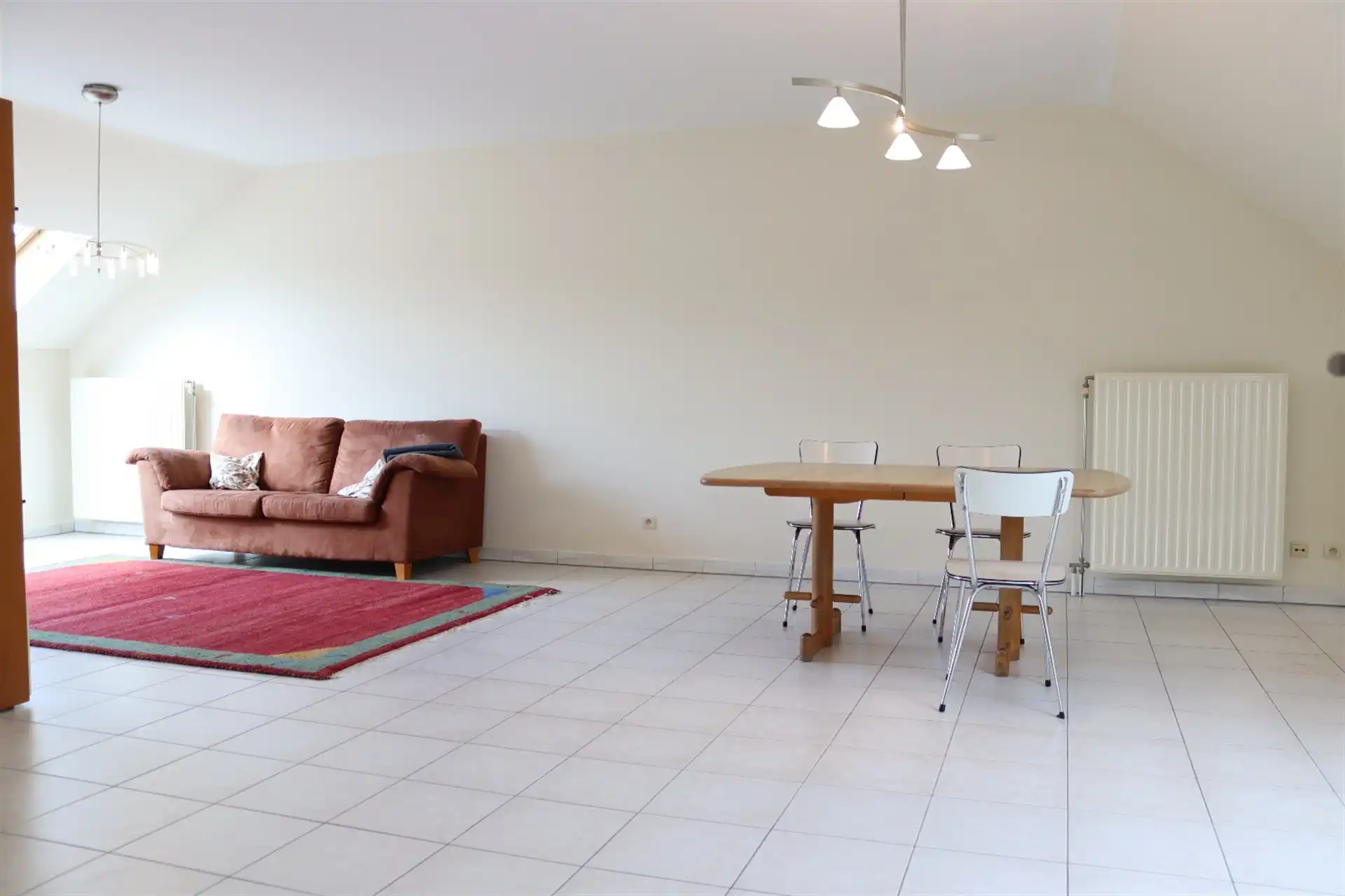 Gunstig gelegen verrassend ruim 2 slaapkamer dakappartement. foto 4