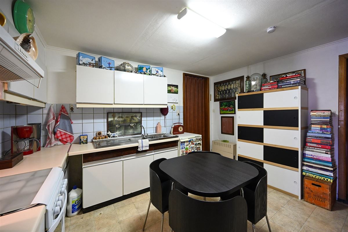 Gelegen in de rustige Voogdijstraat, op wandelafstand van het centrum van Duffel, vind je deze eerlijke, goed onderhouden woning boordevol mogelijkheden. De huidige huurder heeft ze jarenlang met zorg bewoond, maar een frisse wind – en een beetje lie foto 12